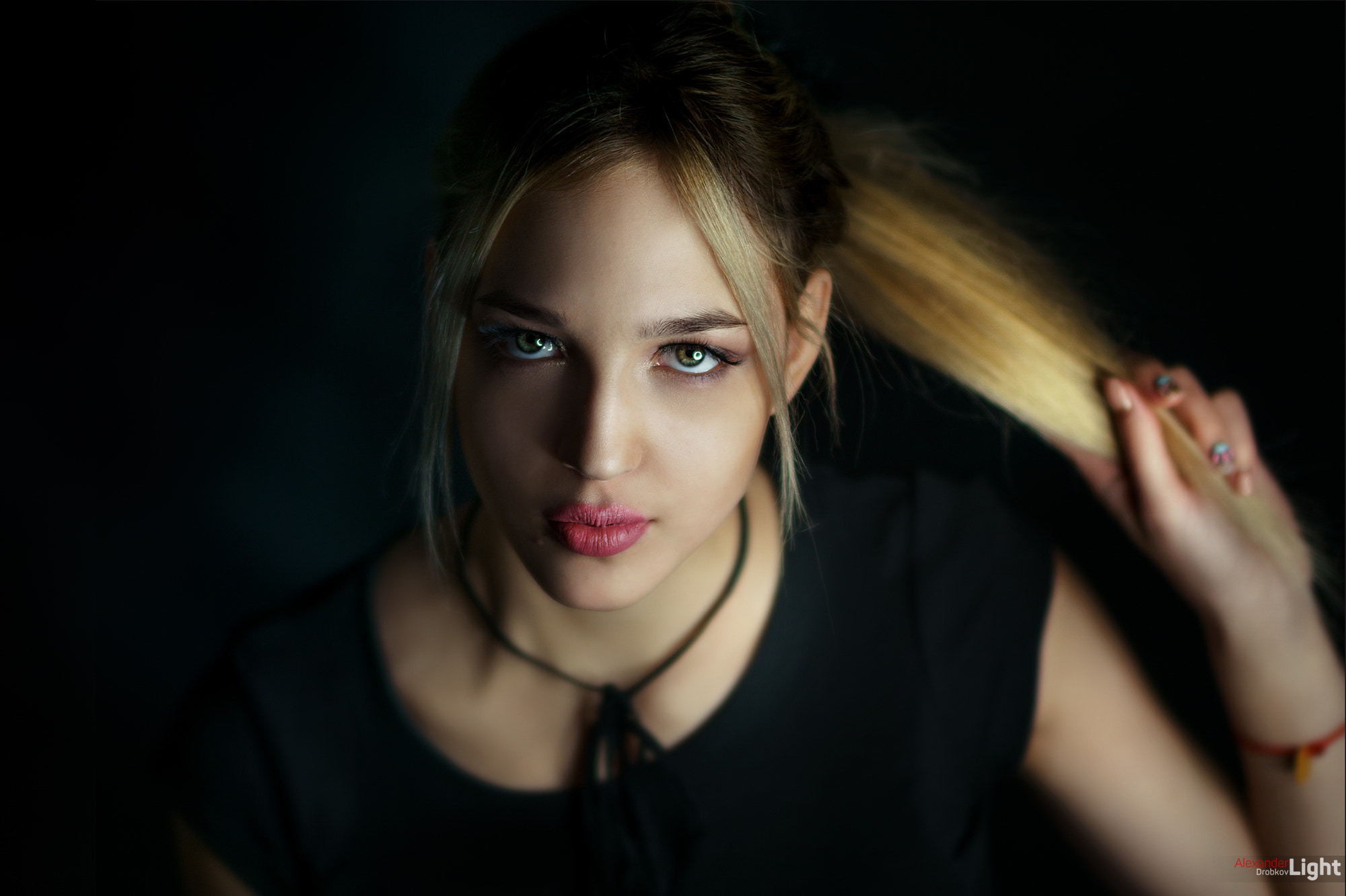 Woman with blonde hair holding her ponytail HD Wallpaper