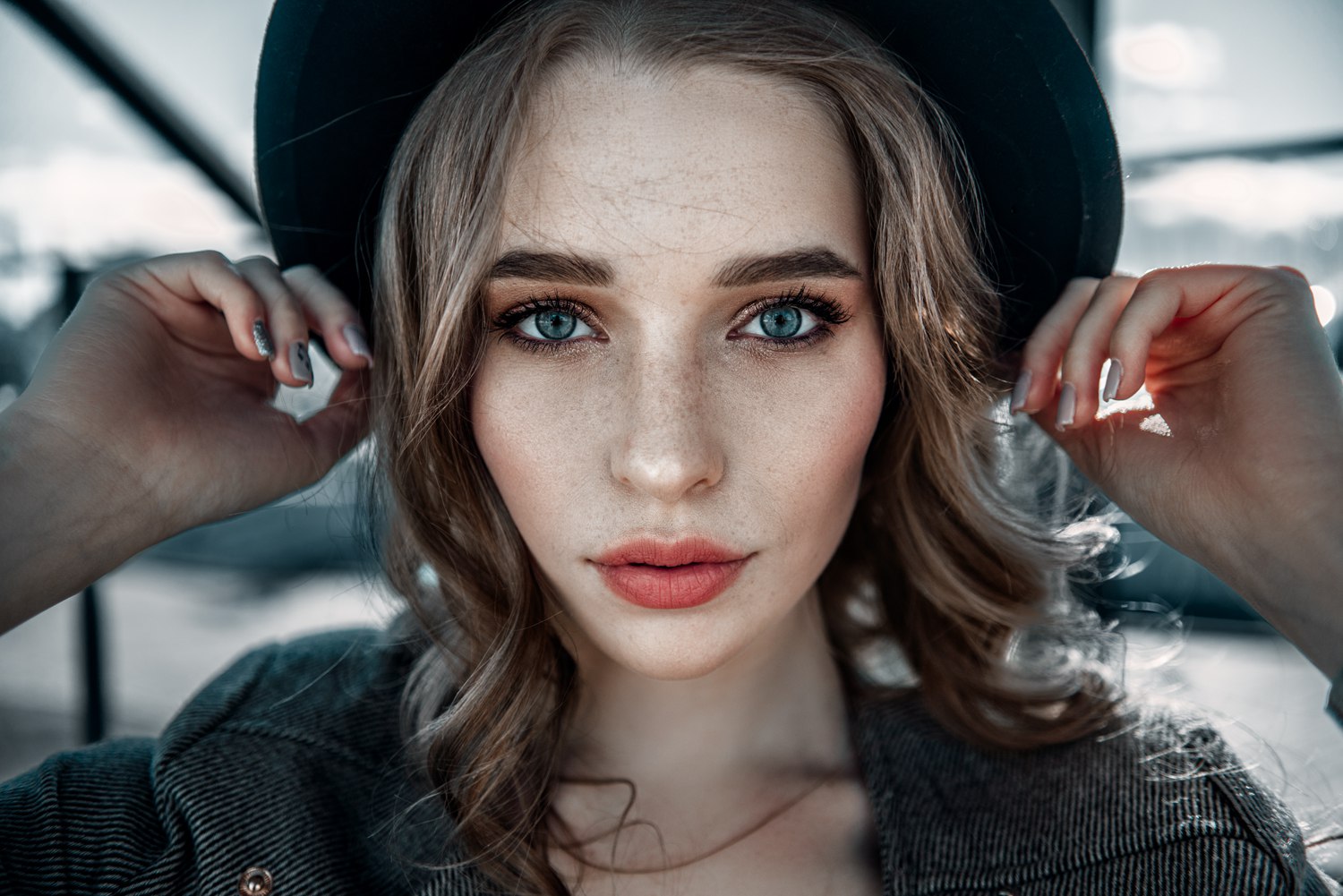 Woman wearing a hat and grey coat HD Wallpaper