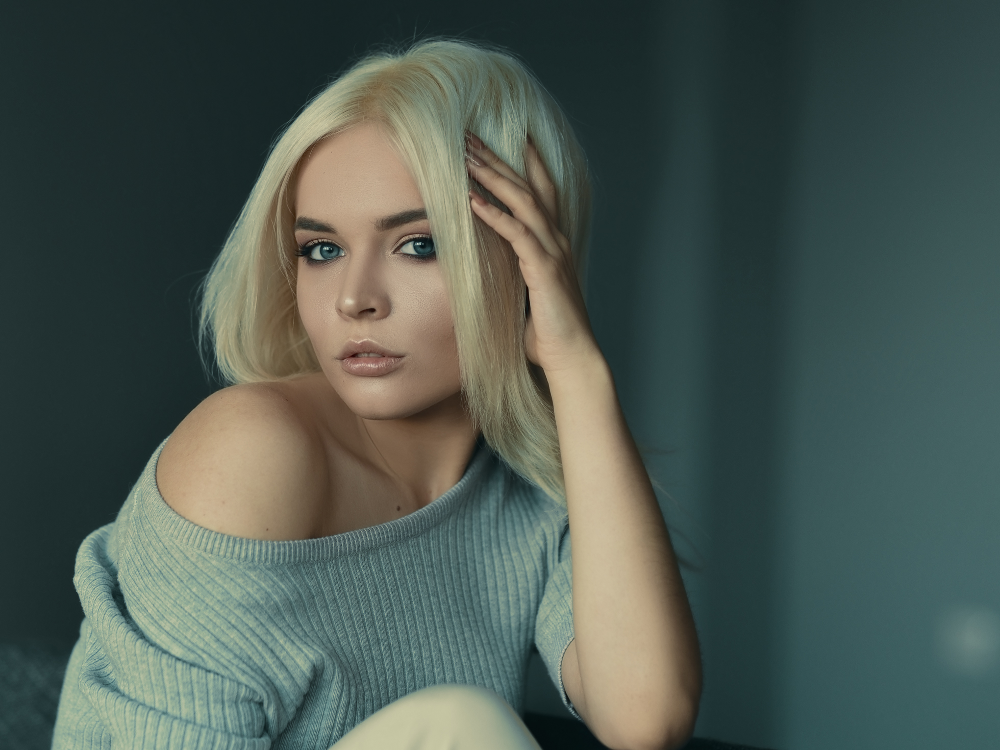 Portrait of a blonde woman with blue eyes HD Wallpaper