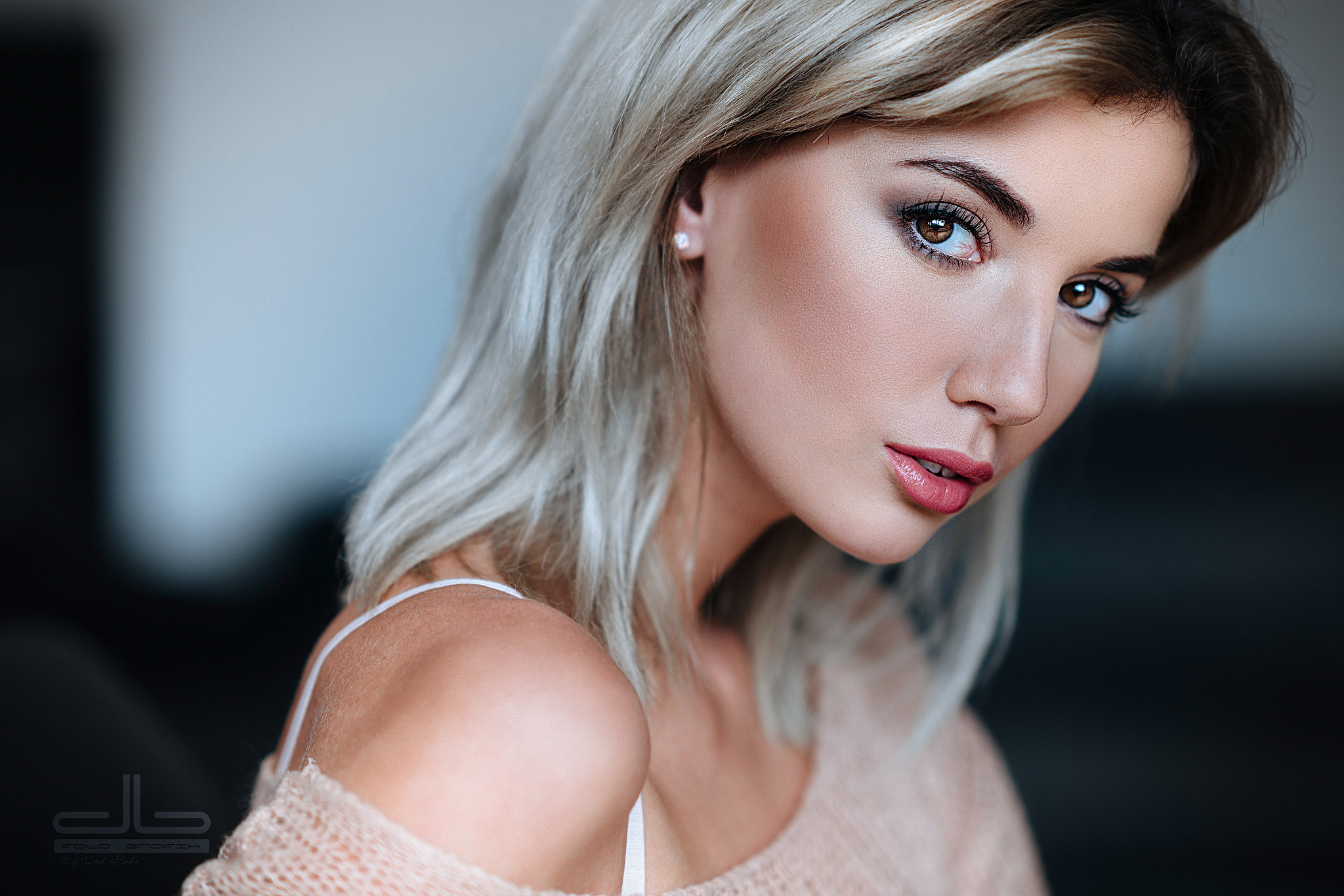 Woman with blonde hair and makeup HD Wallpaper