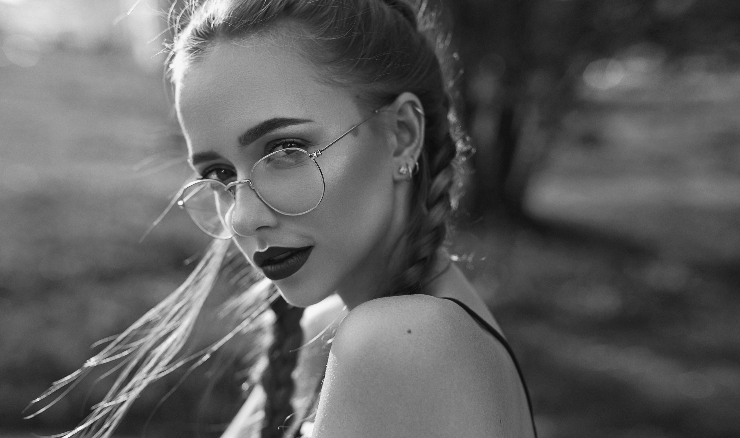 Monochrome portrait of Anastasia Lis wearing glasses HD Wallpaper