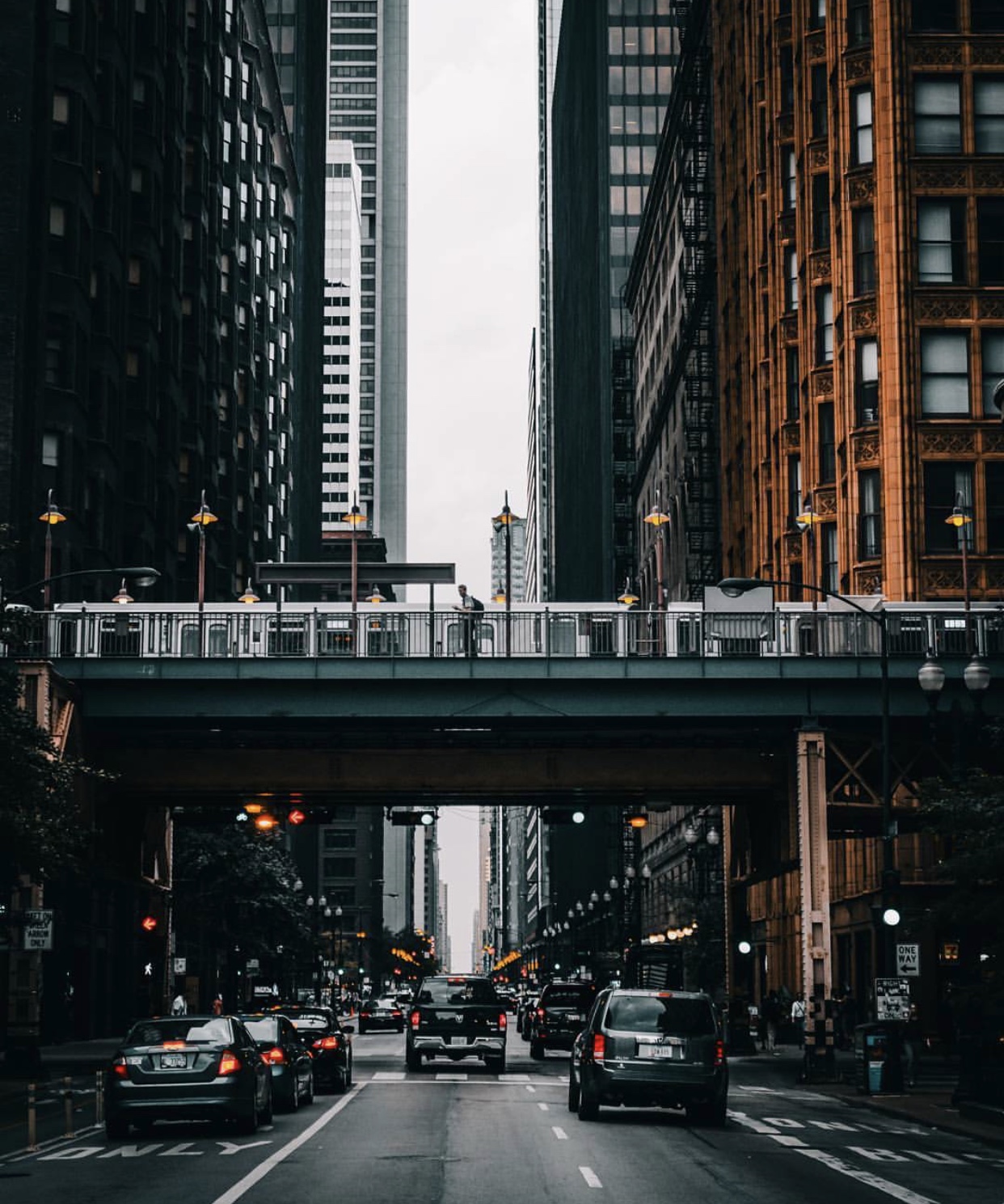 Chicago elevated train tracks over a city street HD Wallpaper