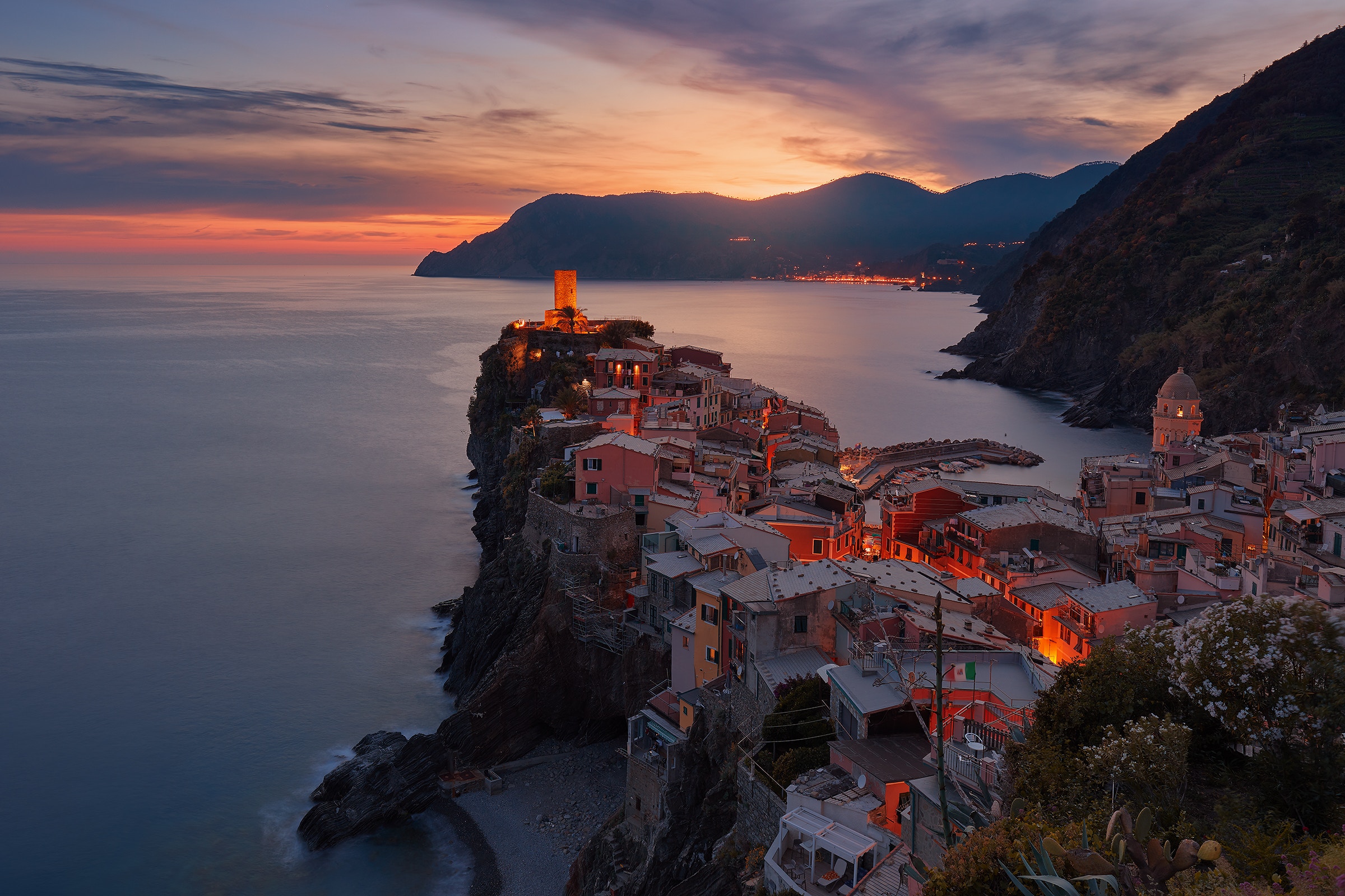 Vernazza, Italy at sunset overlooking the sea HD Wallpaper