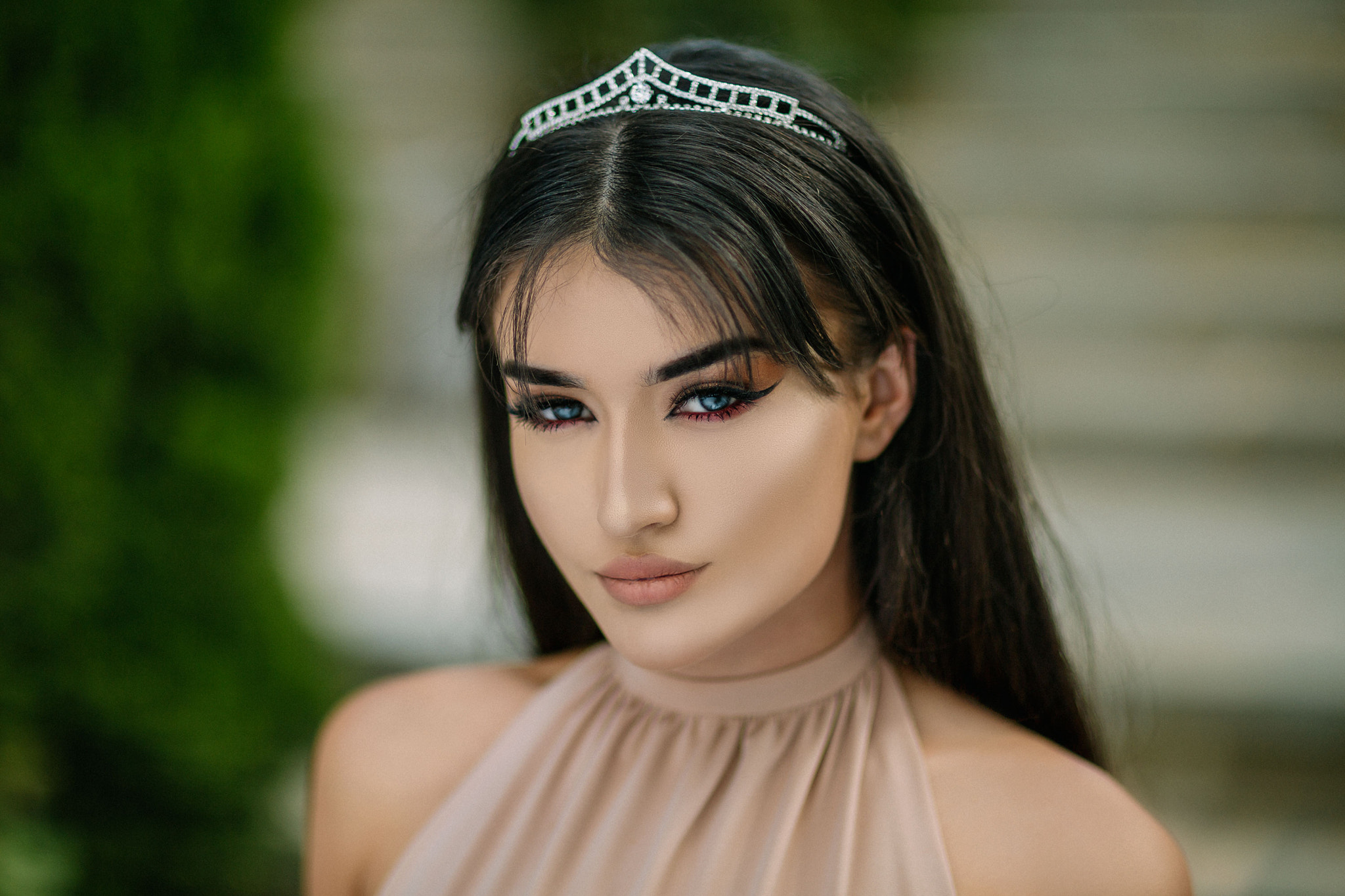 Woman with tiara and blue eyes HD Wallpaper