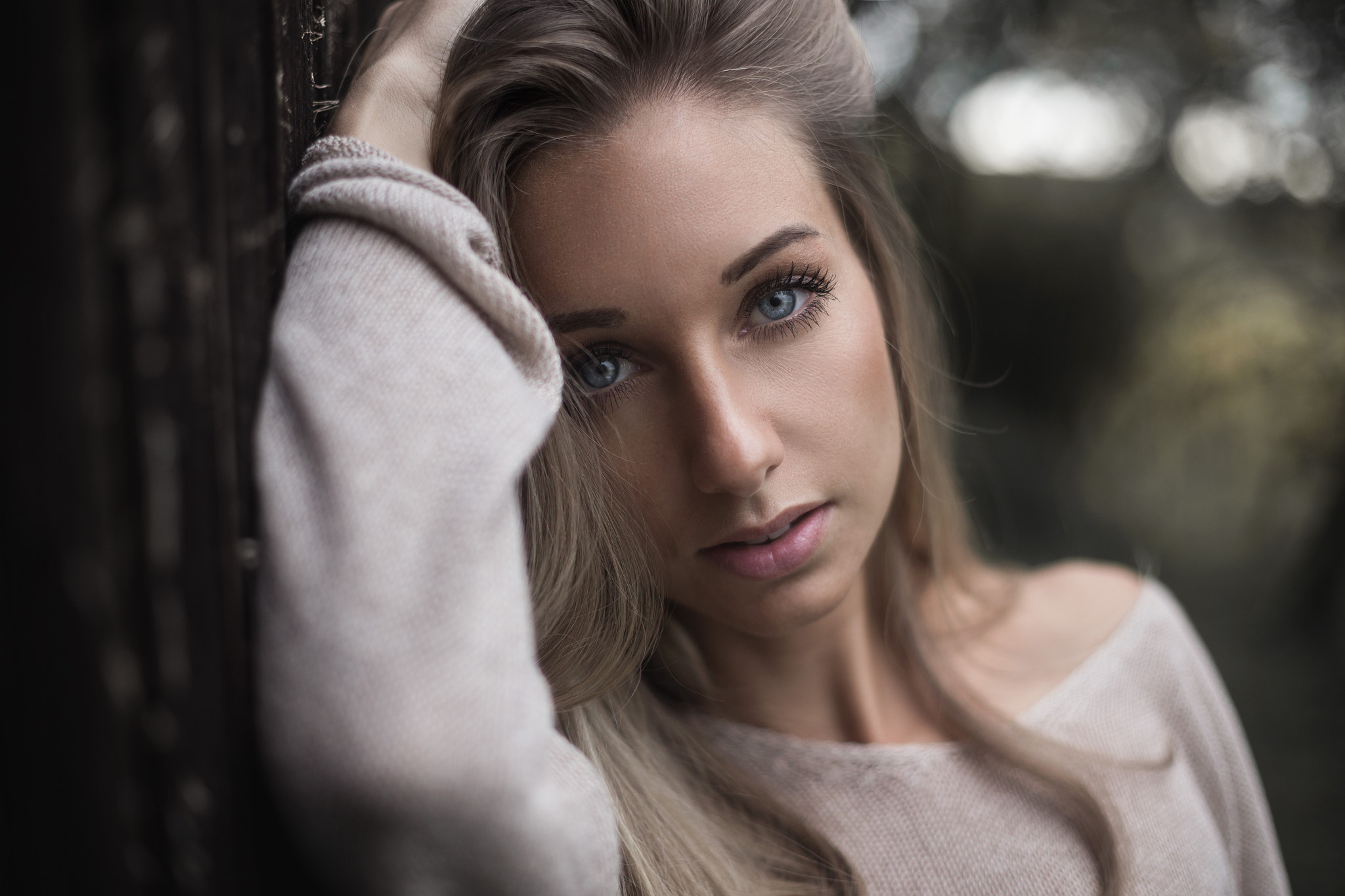 Woman with blue eyes and blonde hair HD Wallpaper