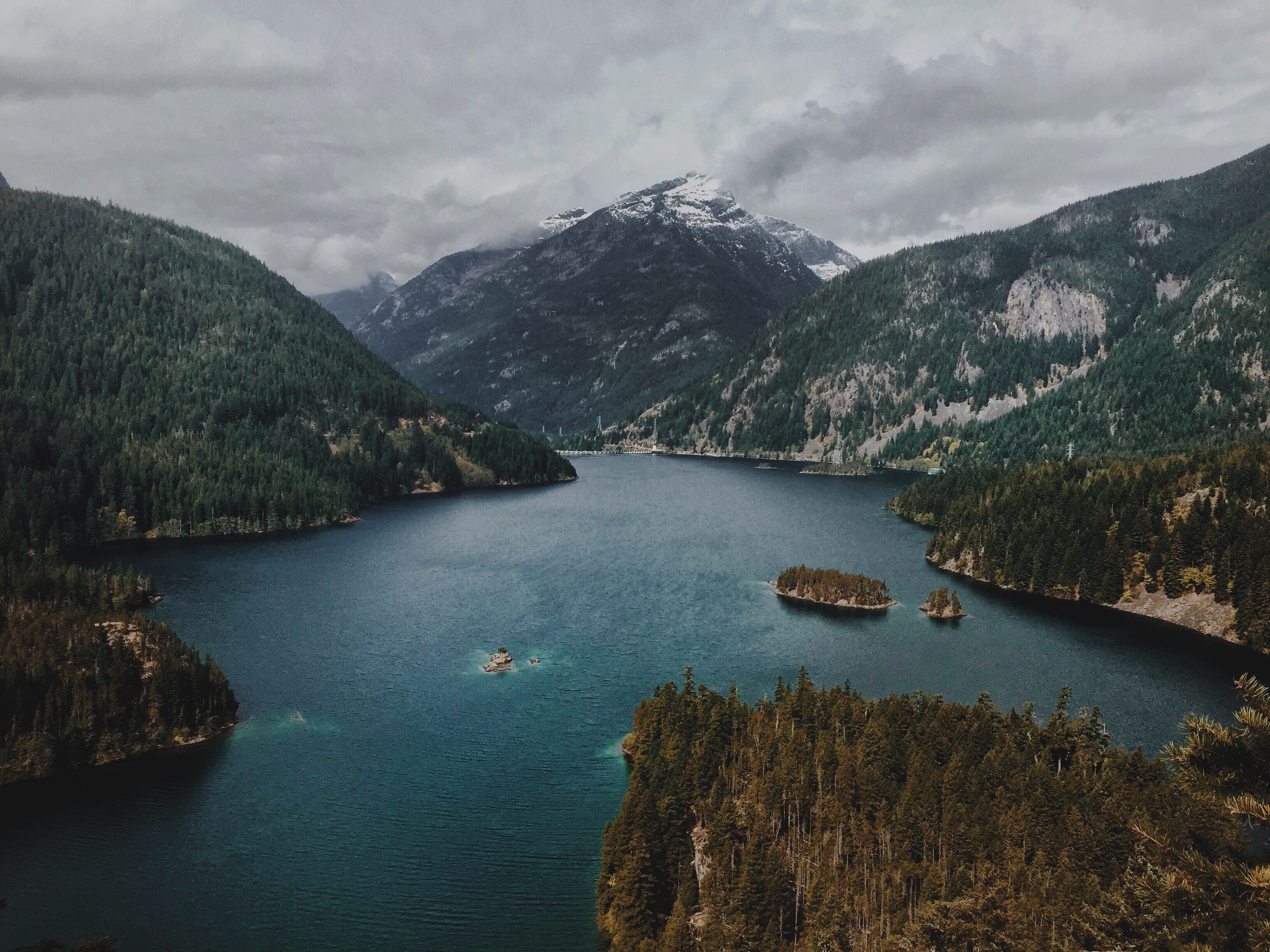 Lake Diablo with Mountains and Clouds in USA HD Wallpaper