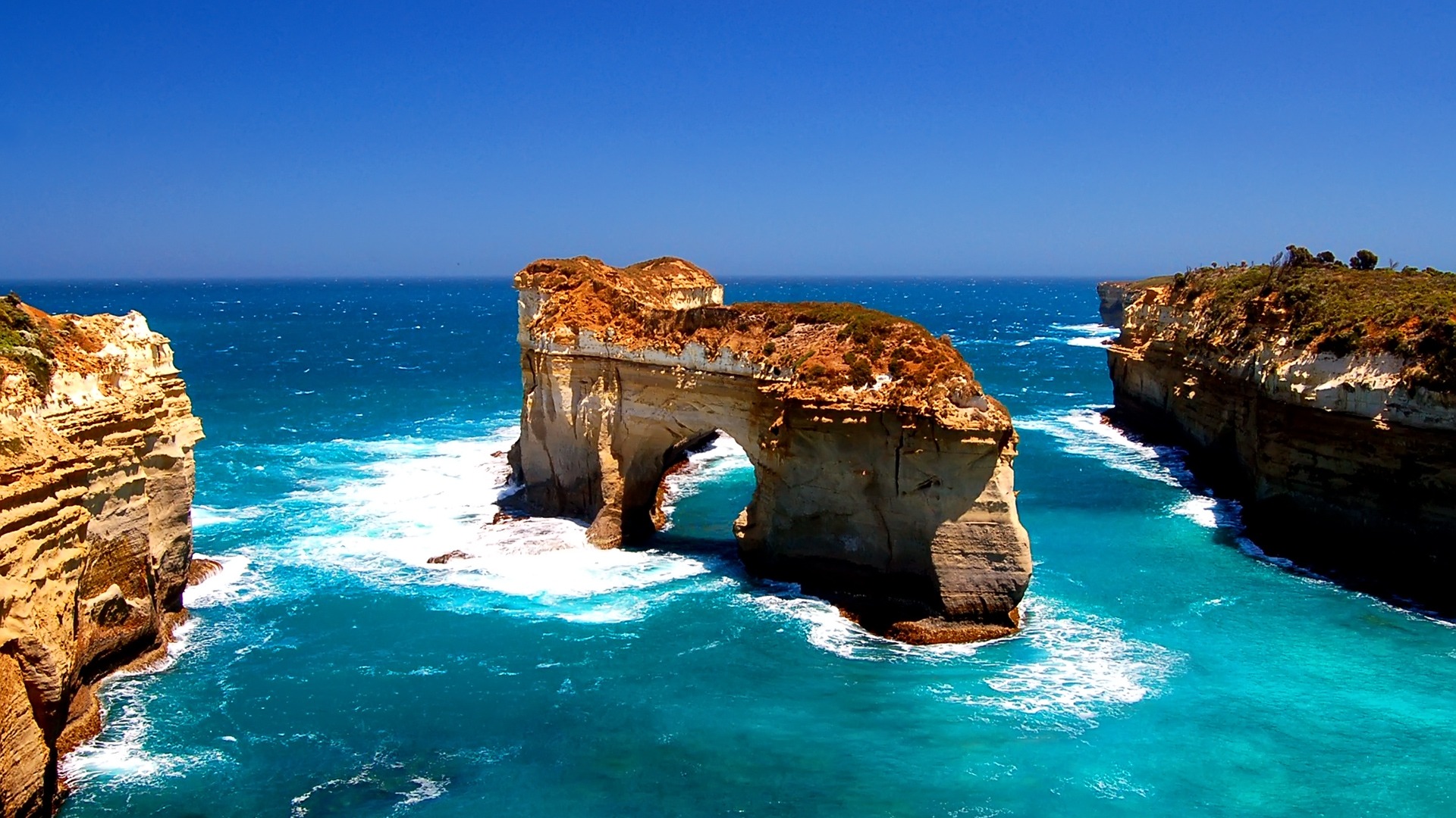Archway rock formation in the ocean HD Wallpaper
