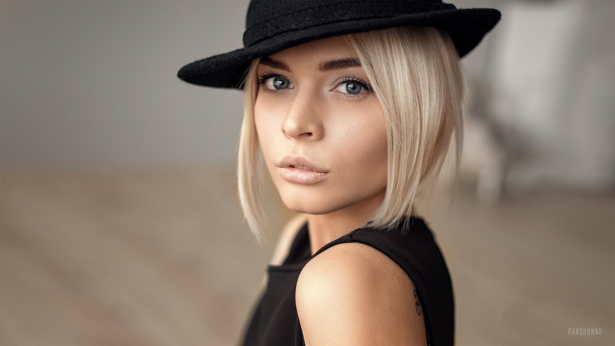 Woman with blonde hair wearing a black hat HD Wallpaper