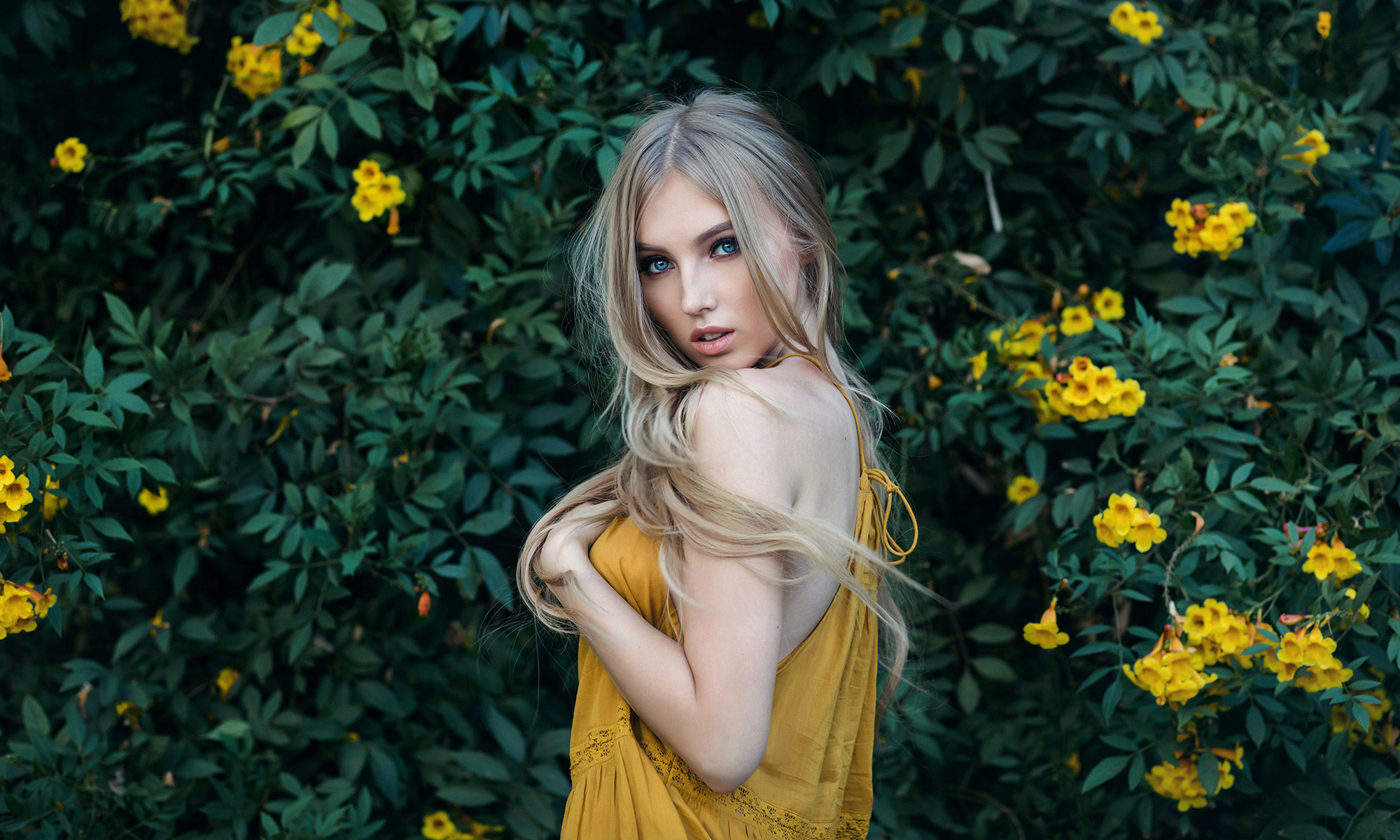 Woman with blonde hair and blue eyes outdoors HD Wallpaper