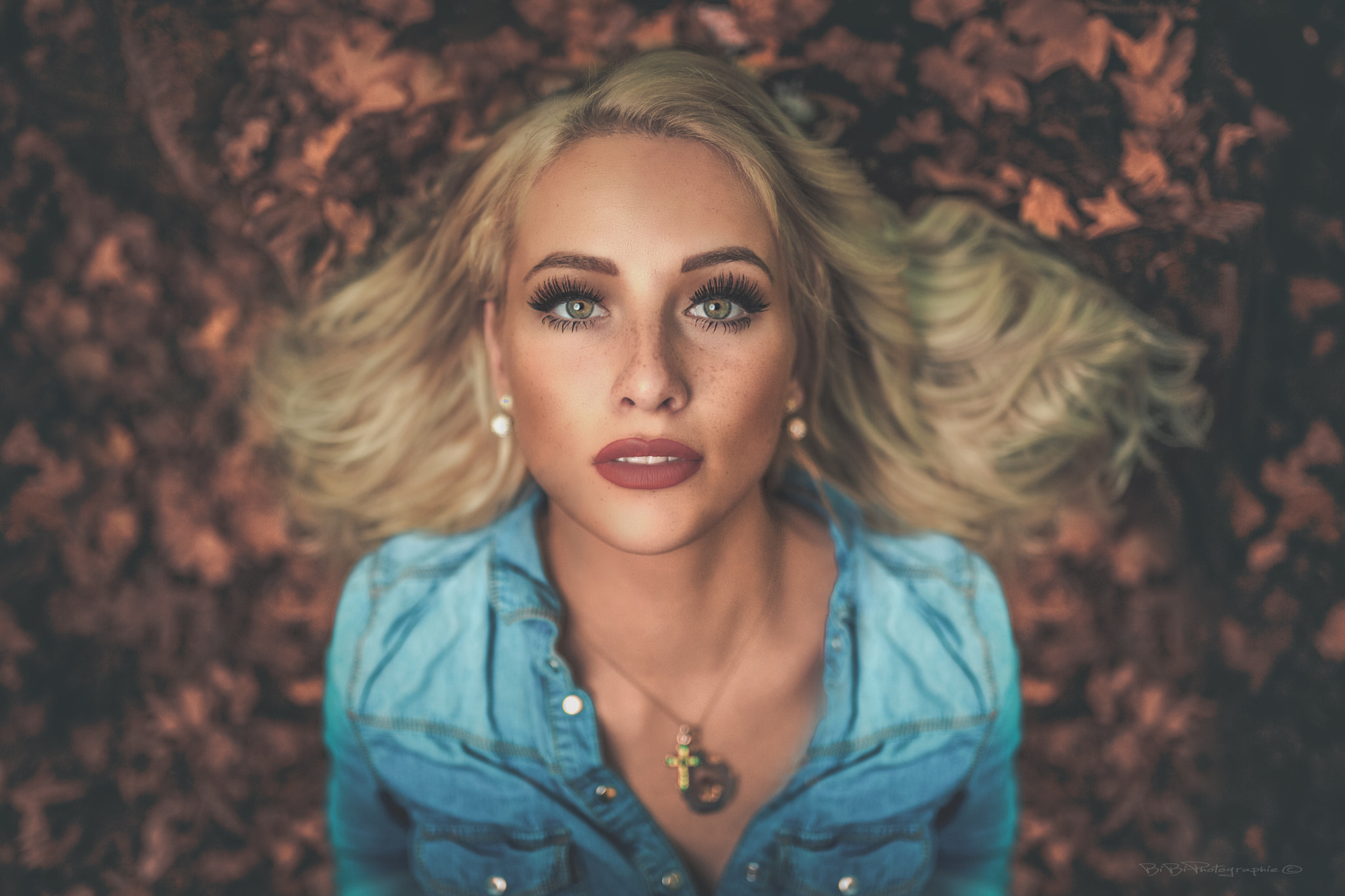 Woman with blonde hair and freckles wearing a denim shirt HD Wallpaper