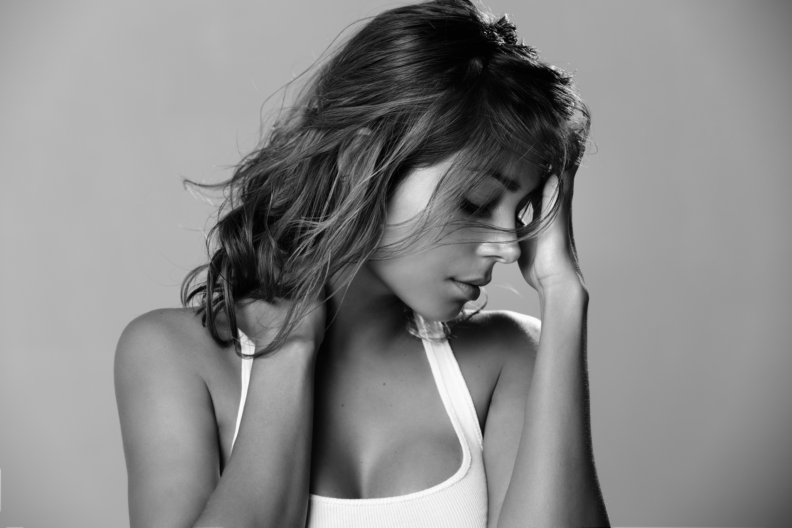 Monochrome portrait of Cristina Camargo with hands in hair HD Wallpaper