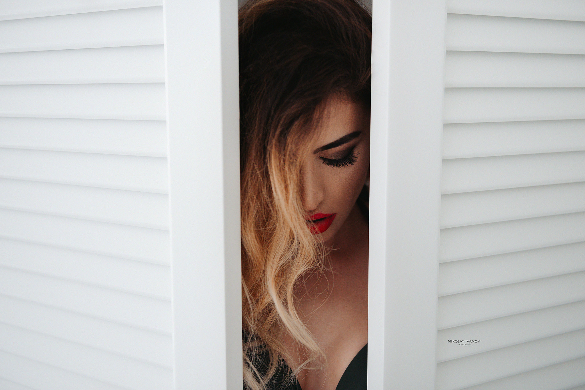 Woman with blonde hair and red lipstick peeking through blinds HD Wallpaper