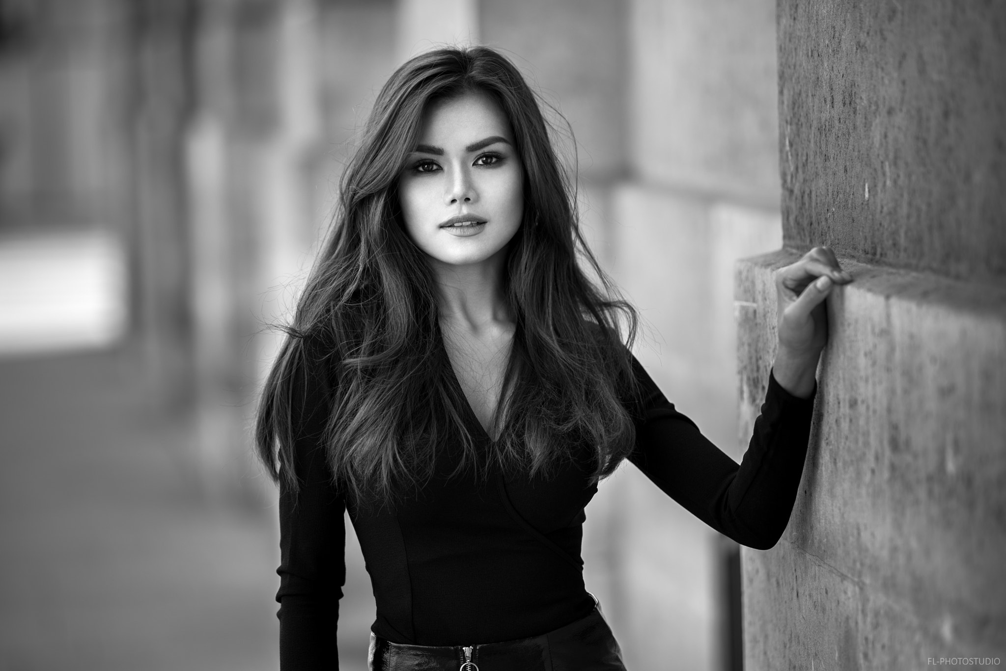 Monochrome portrait of a woman with long hair HD Wallpaper