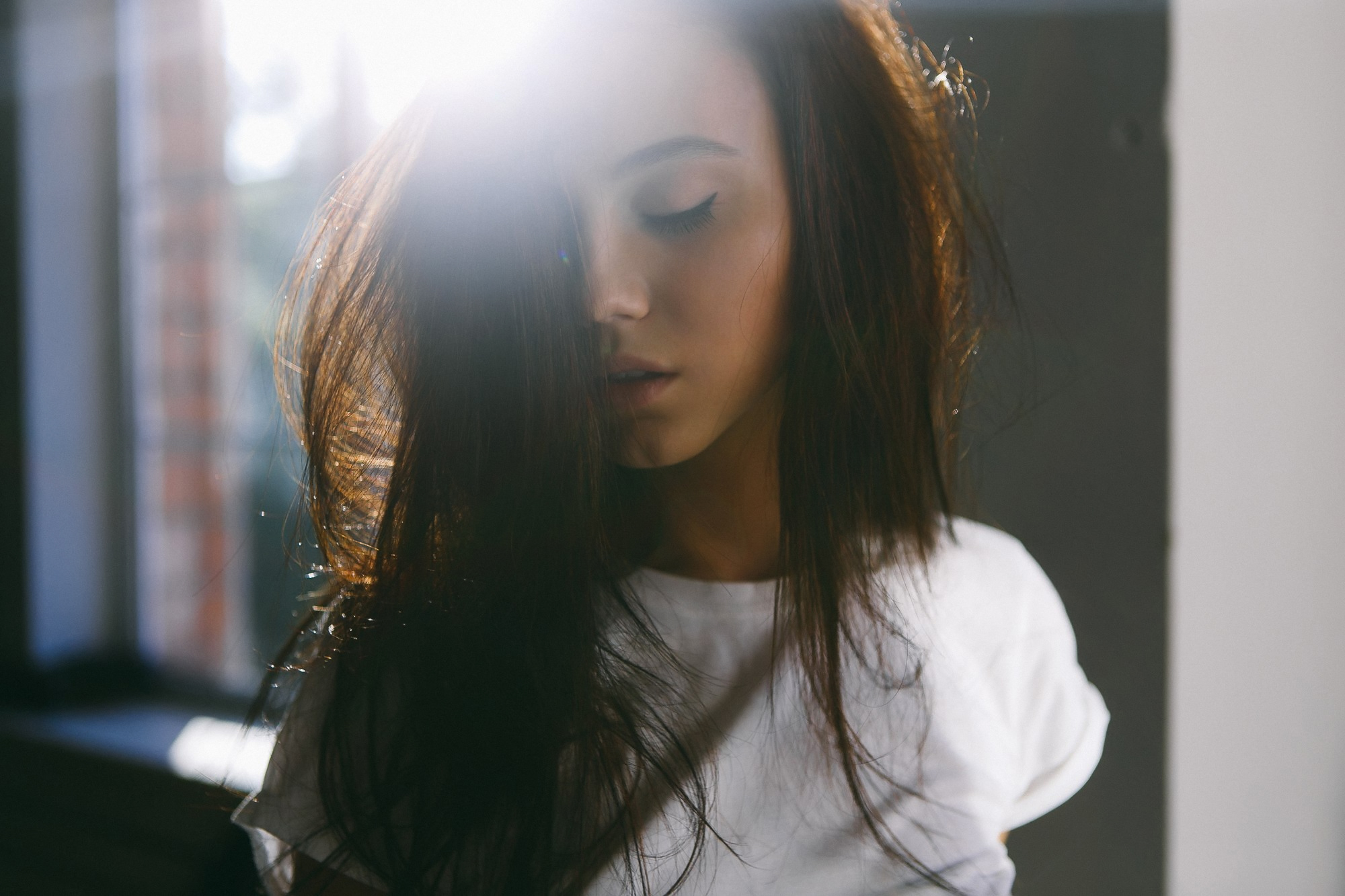 Woman with closed eyes and eyeliner HD Wallpaper