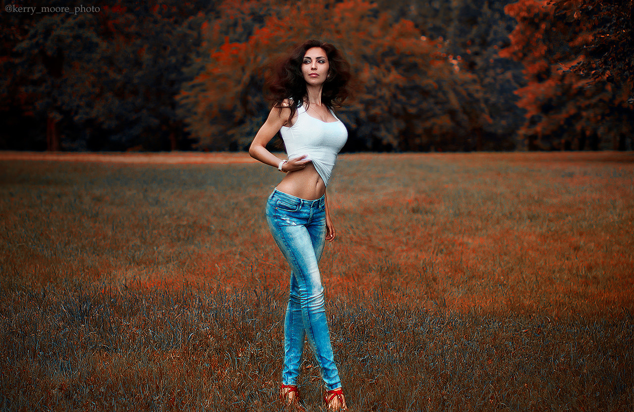 Woman in jeans and tank top in a field HD Wallpaper