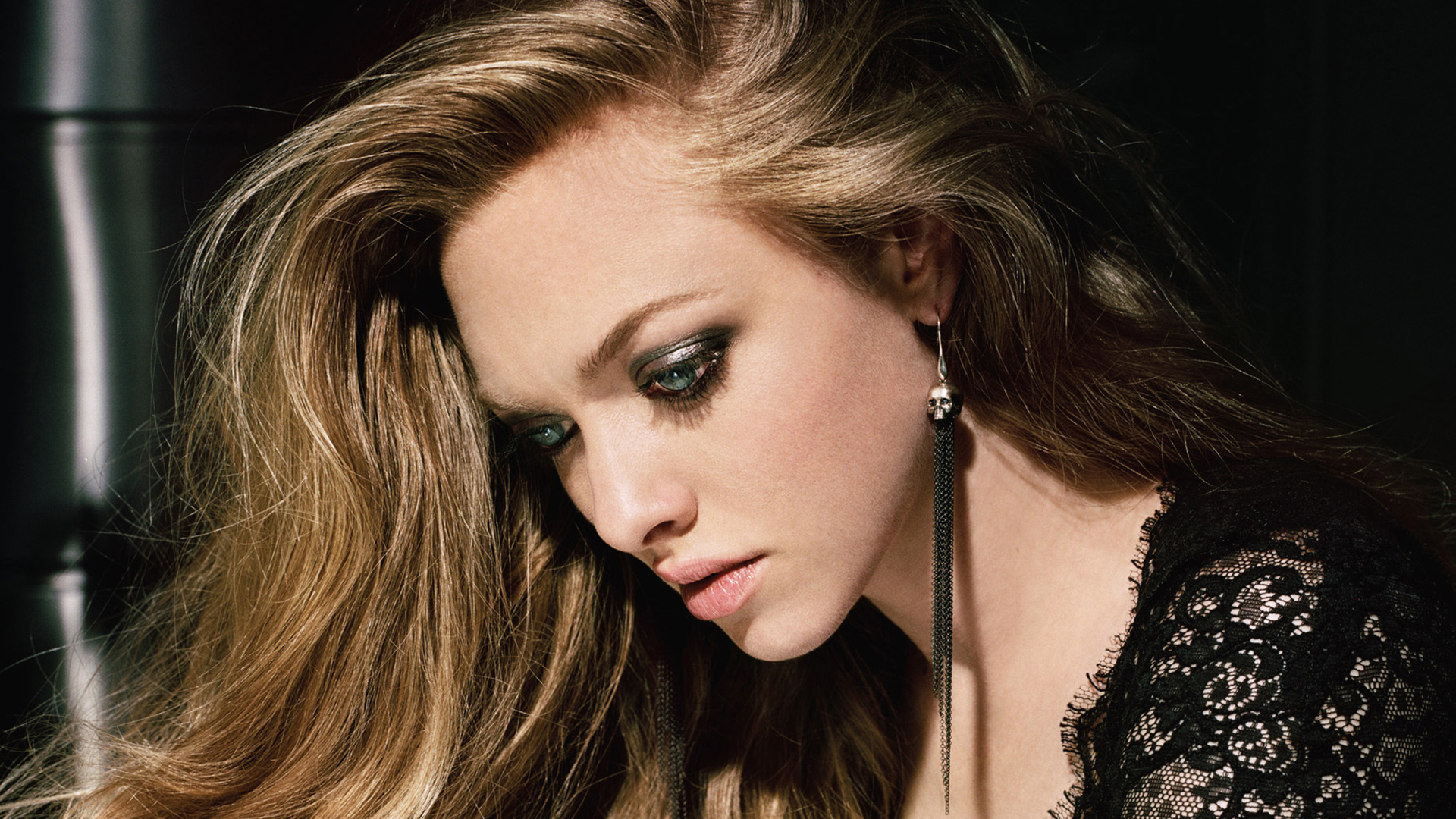 Amanda Seyfried with skull earring HD Wallpaper