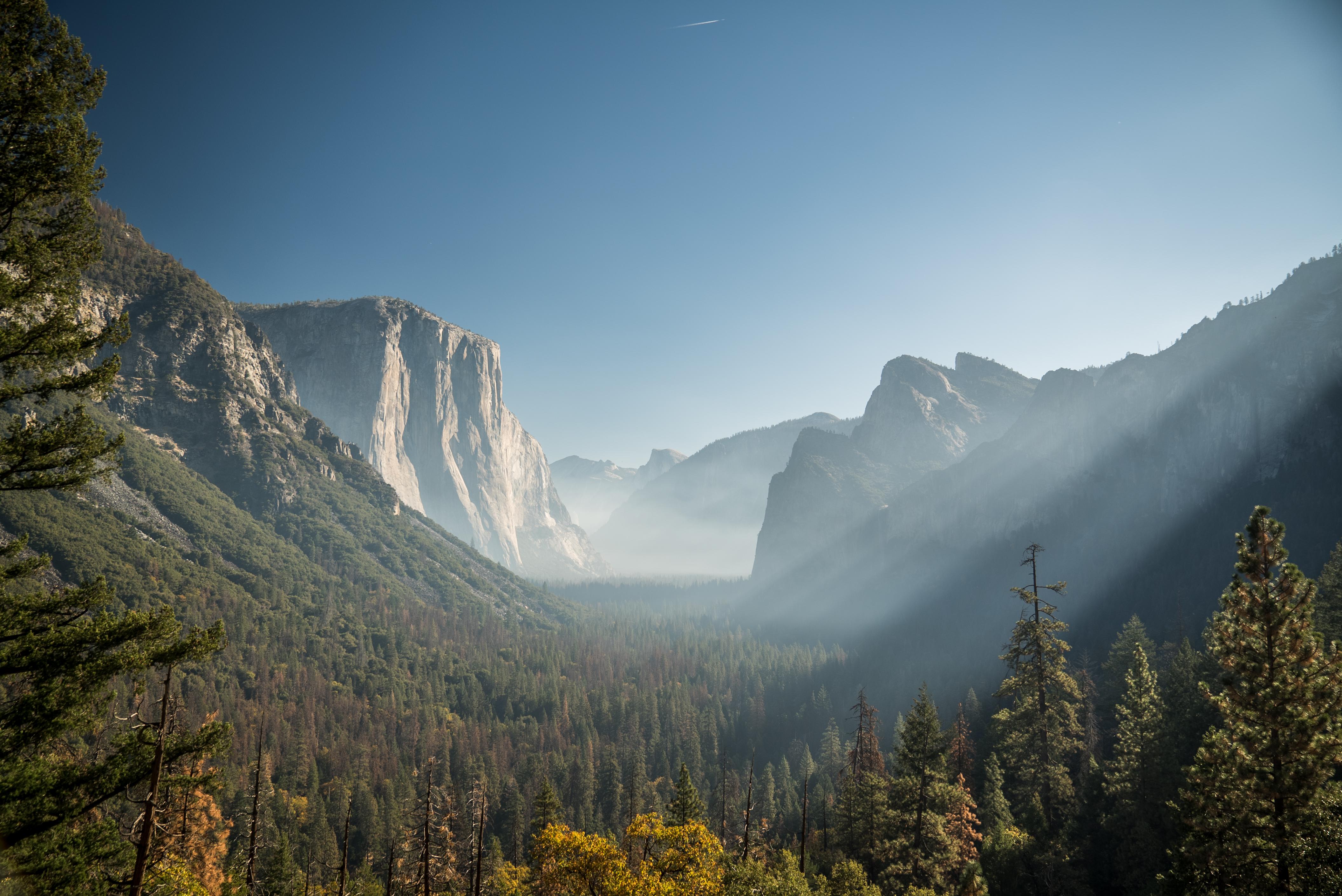 Yosemite National Park mountains with sun rays HD Wallpaper