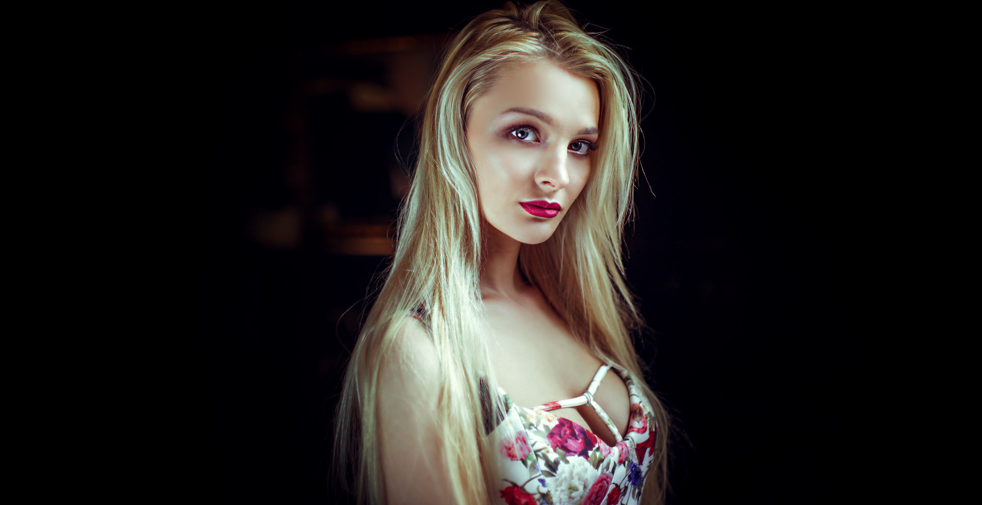 Woman with long blonde hair and red lipstick HD Wallpaper