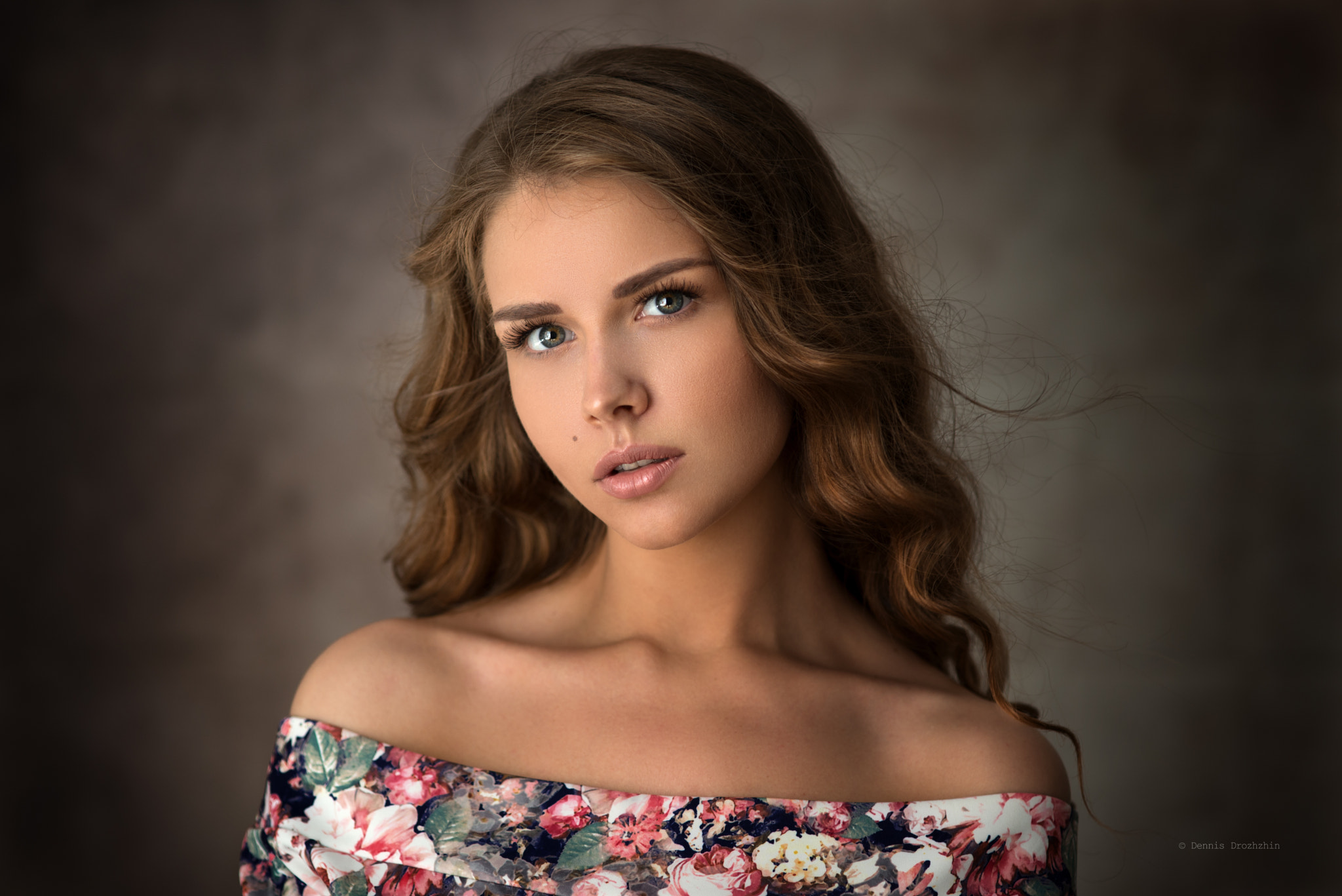 Portrait of a woman with wavy hair and blue eyes HD Wallpaper