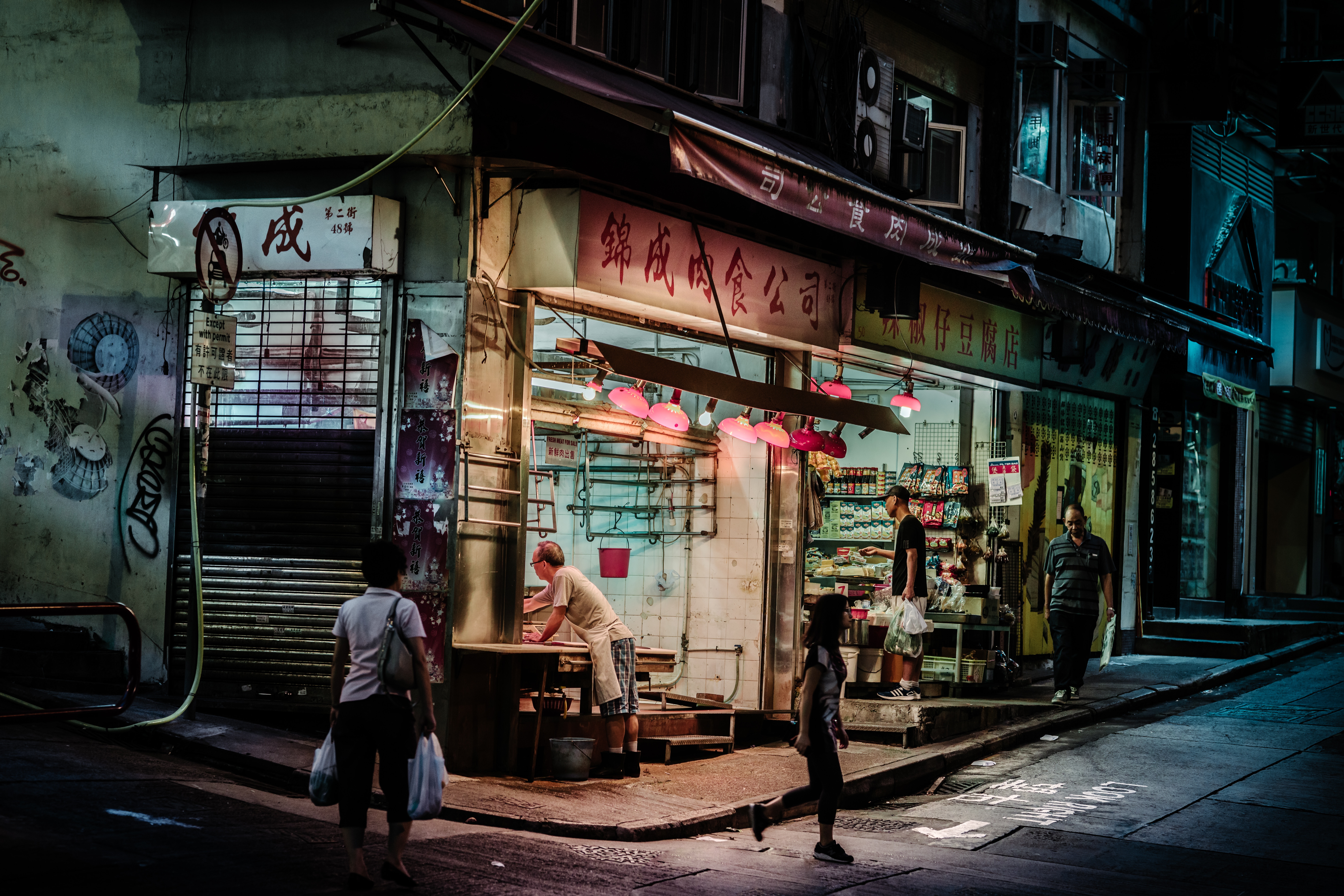 Street scene in Hong Kong at night with shops HD Wallpaper