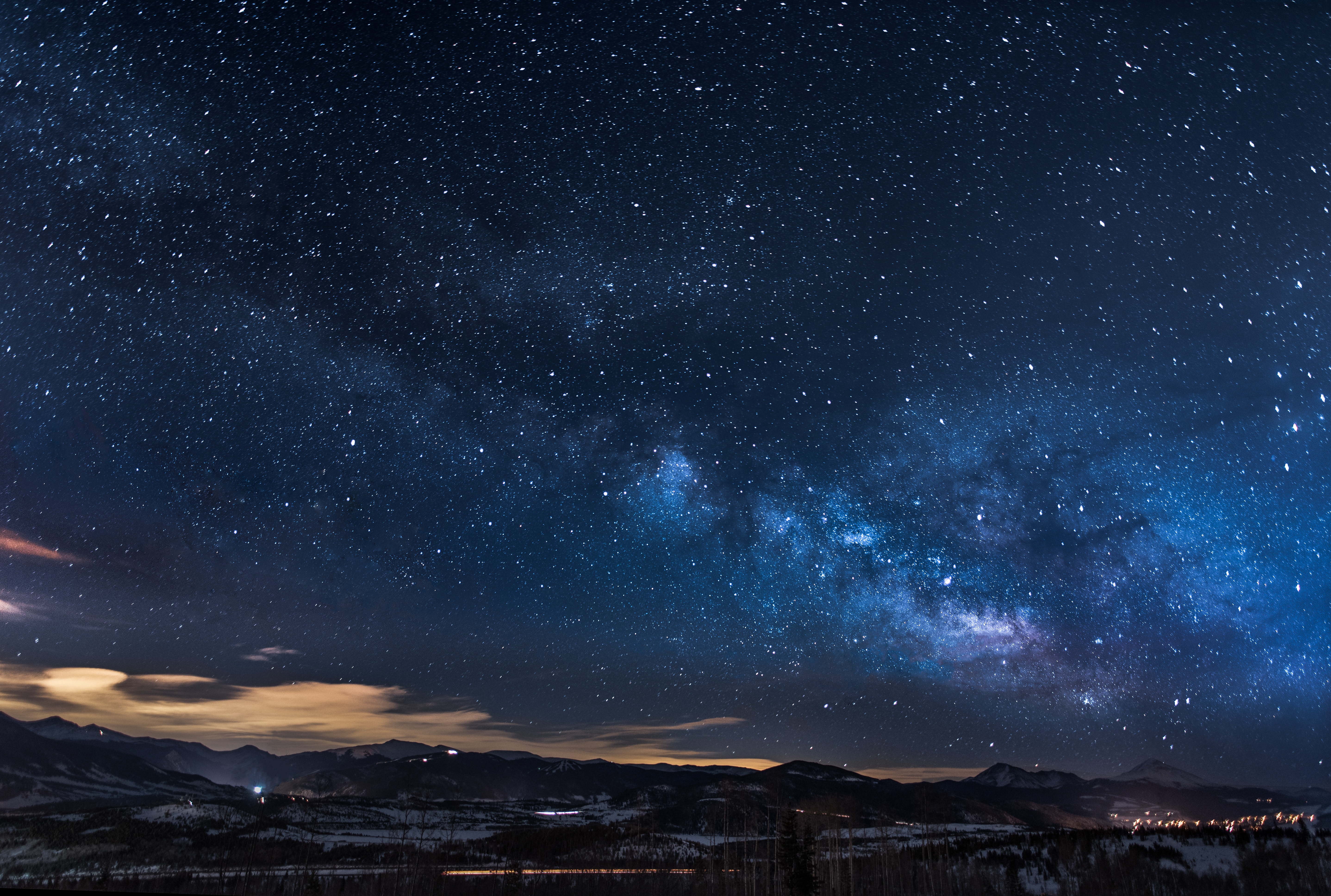 Milky Way over mountains and trees HD Wallpaper