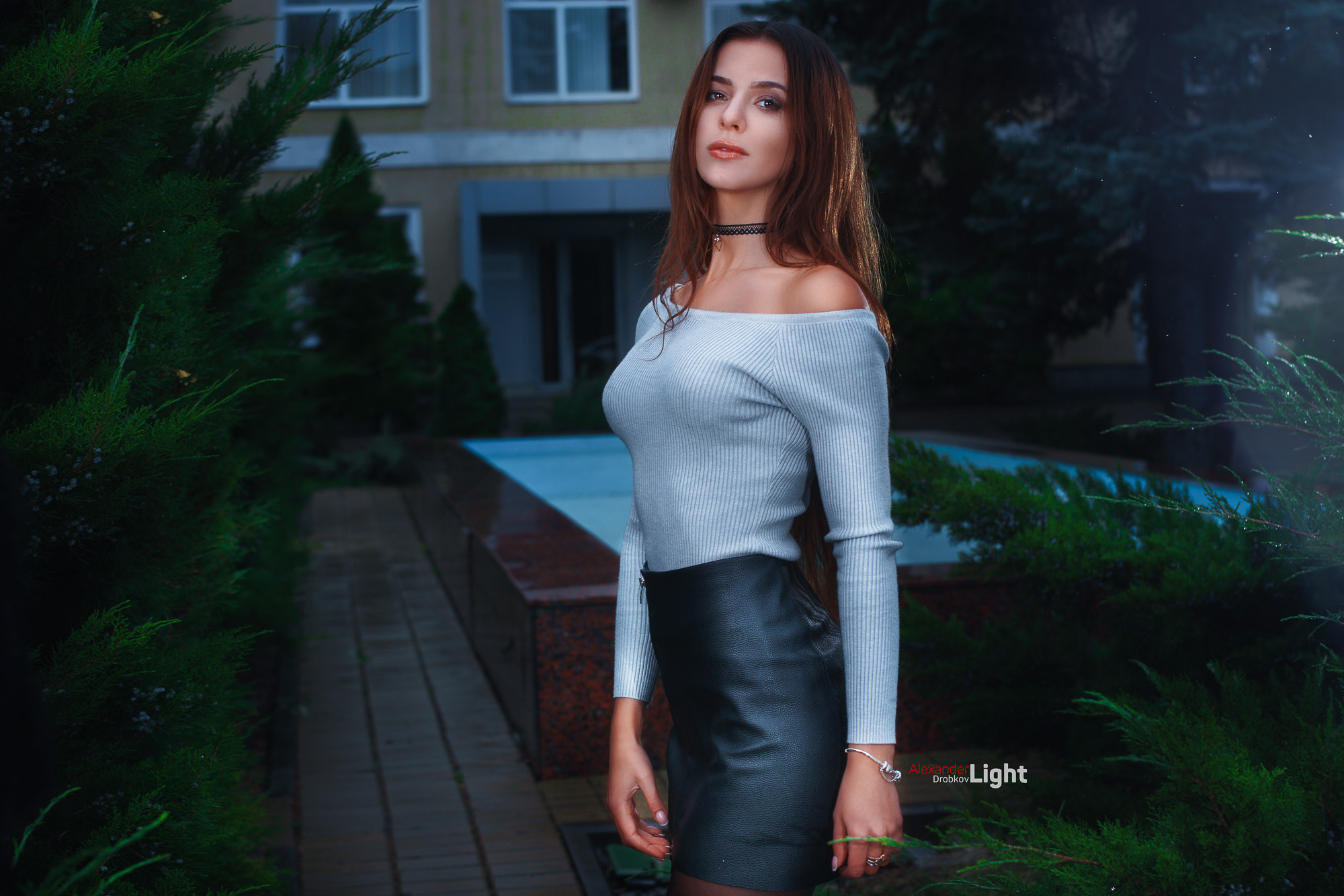 Woman wearing off-the-shoulder top and leather skirt HD Wallpaper