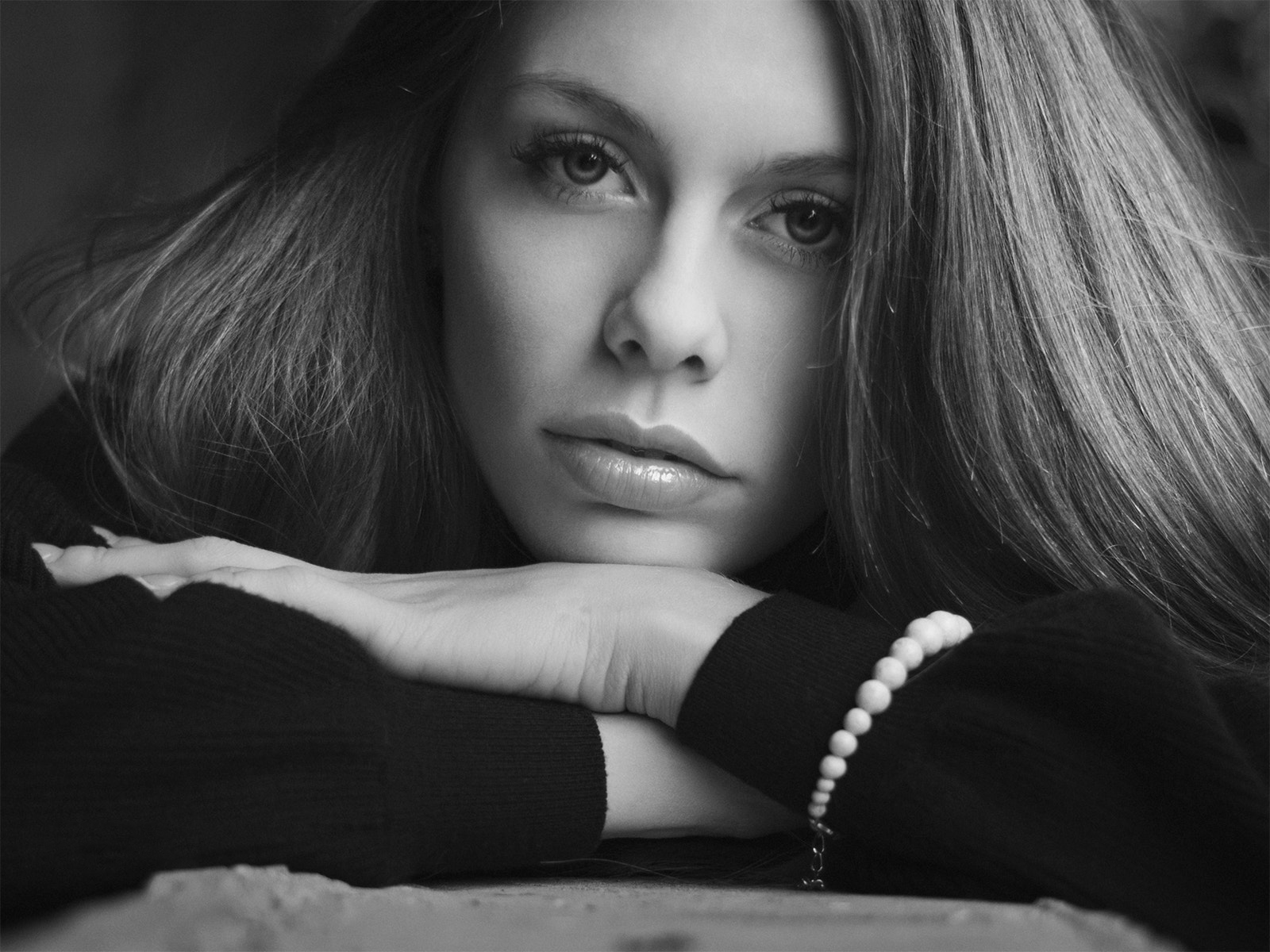 Monochrome portrait of a young woman HD Wallpaper