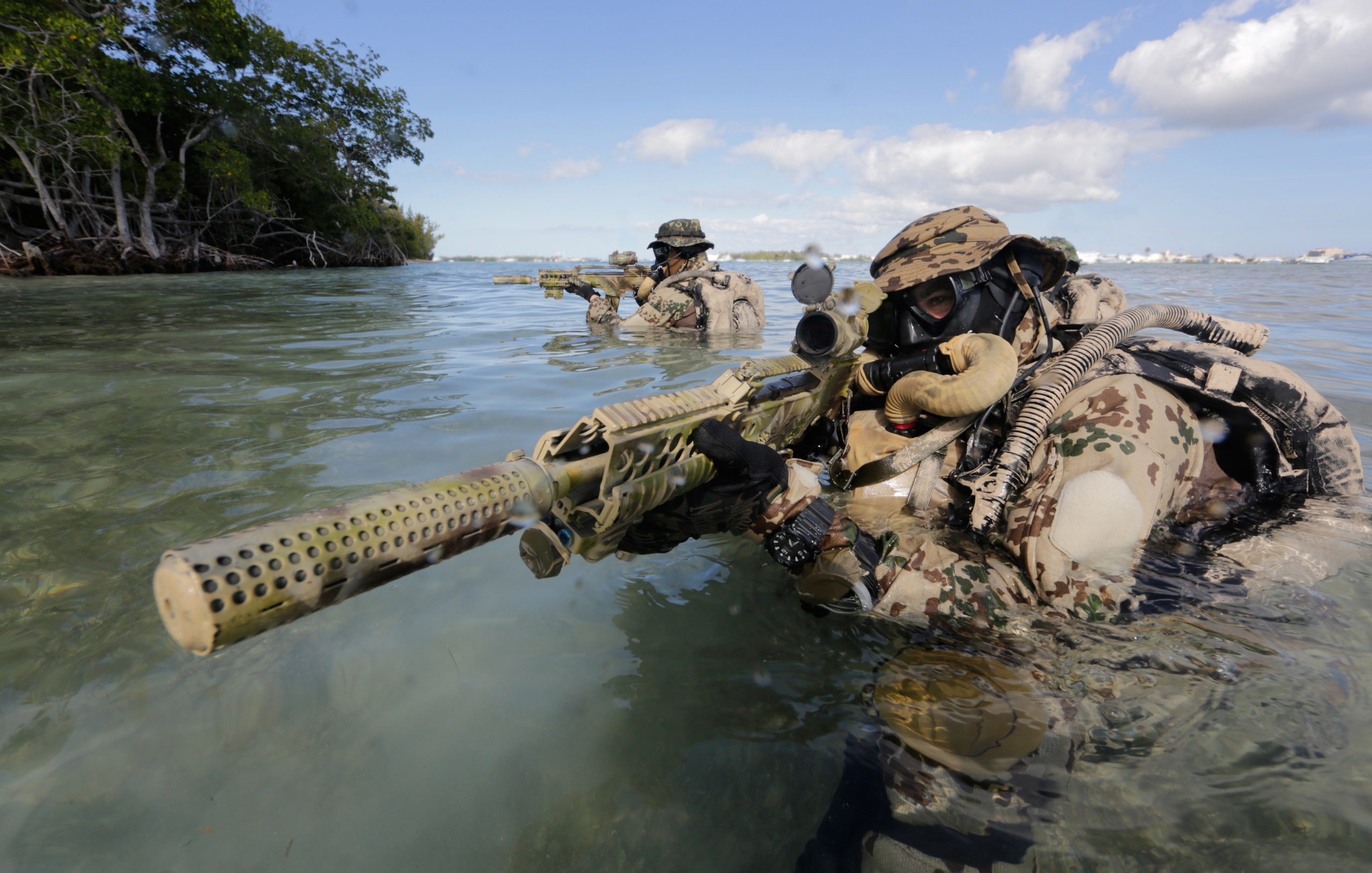 Soldiers in camouflage gear with rifles in water HD Wallpaper