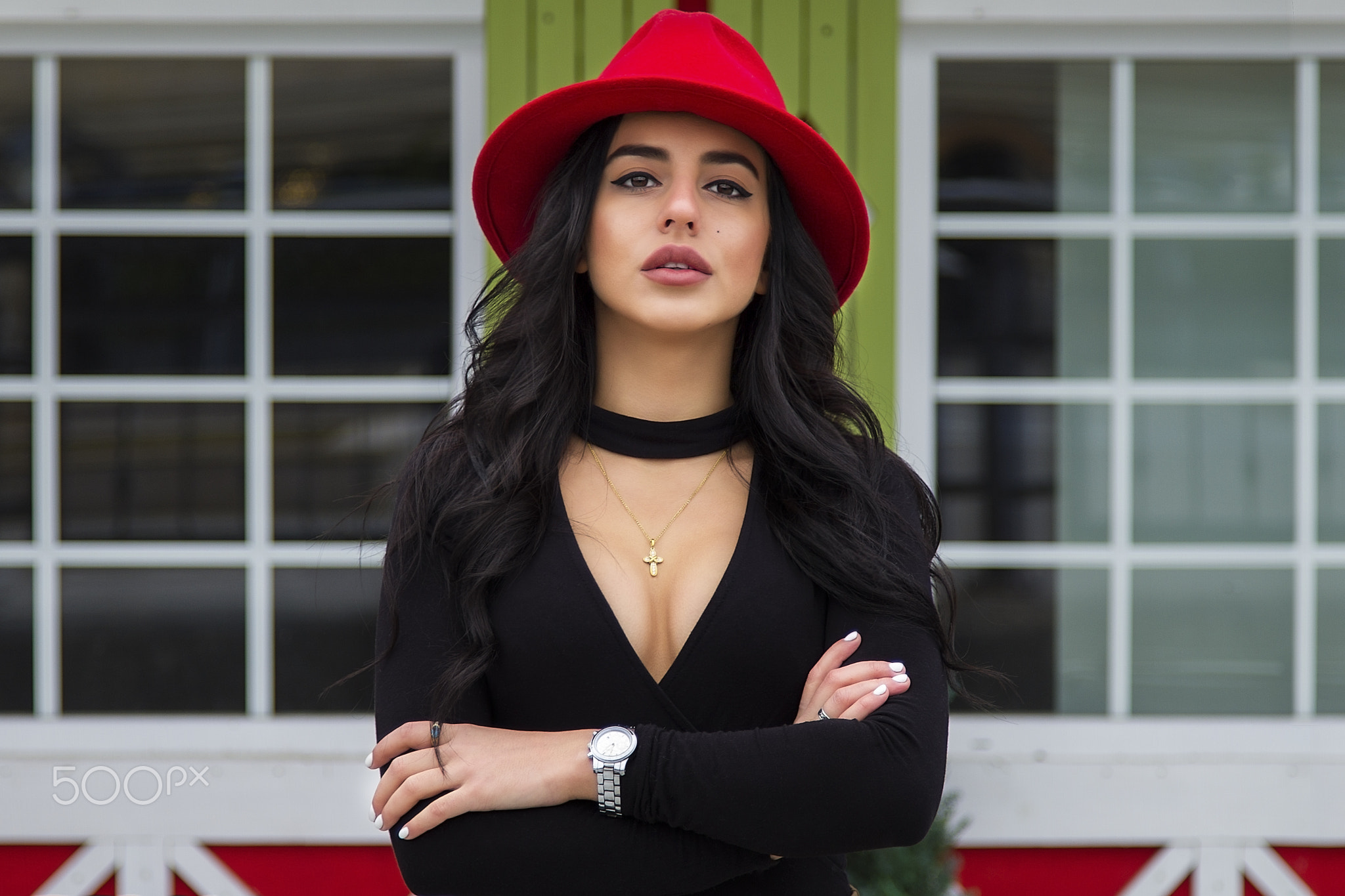 Woman in red hat and black top HD Wallpaper