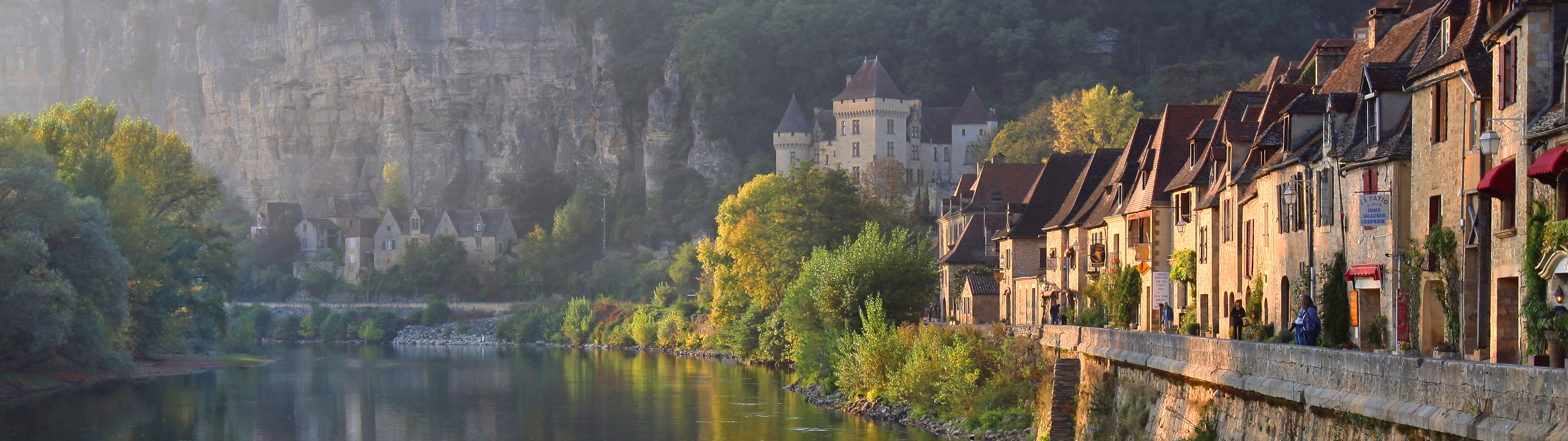 La Roque Gageac village and castle by the river in France HD Wallpaper