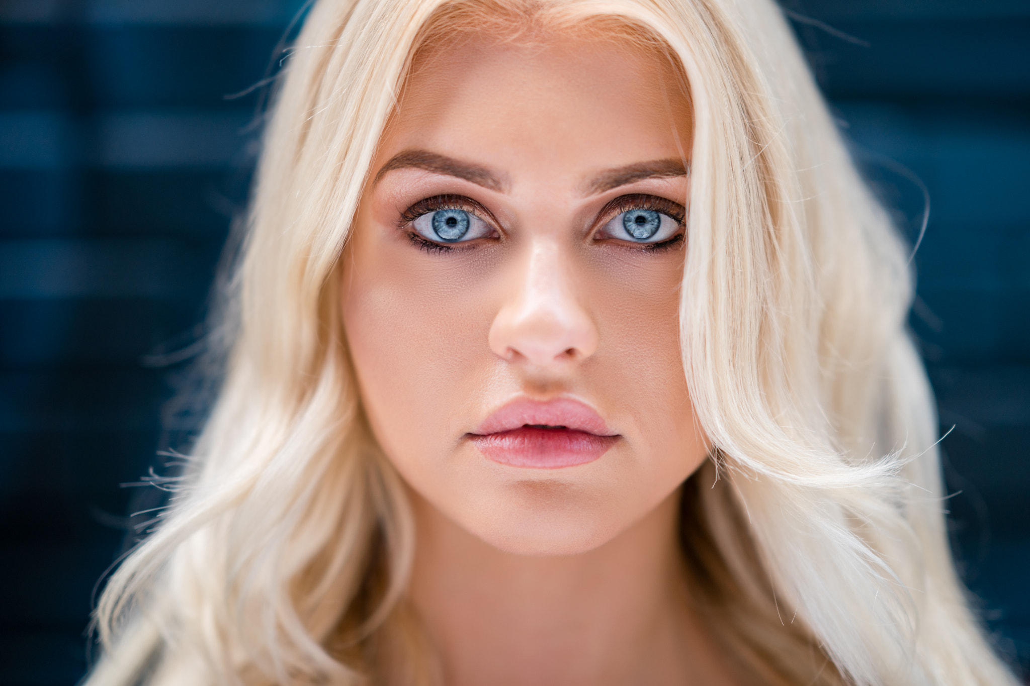 Close-up portrait of a blonde woman with blue eyes HD Wallpaper