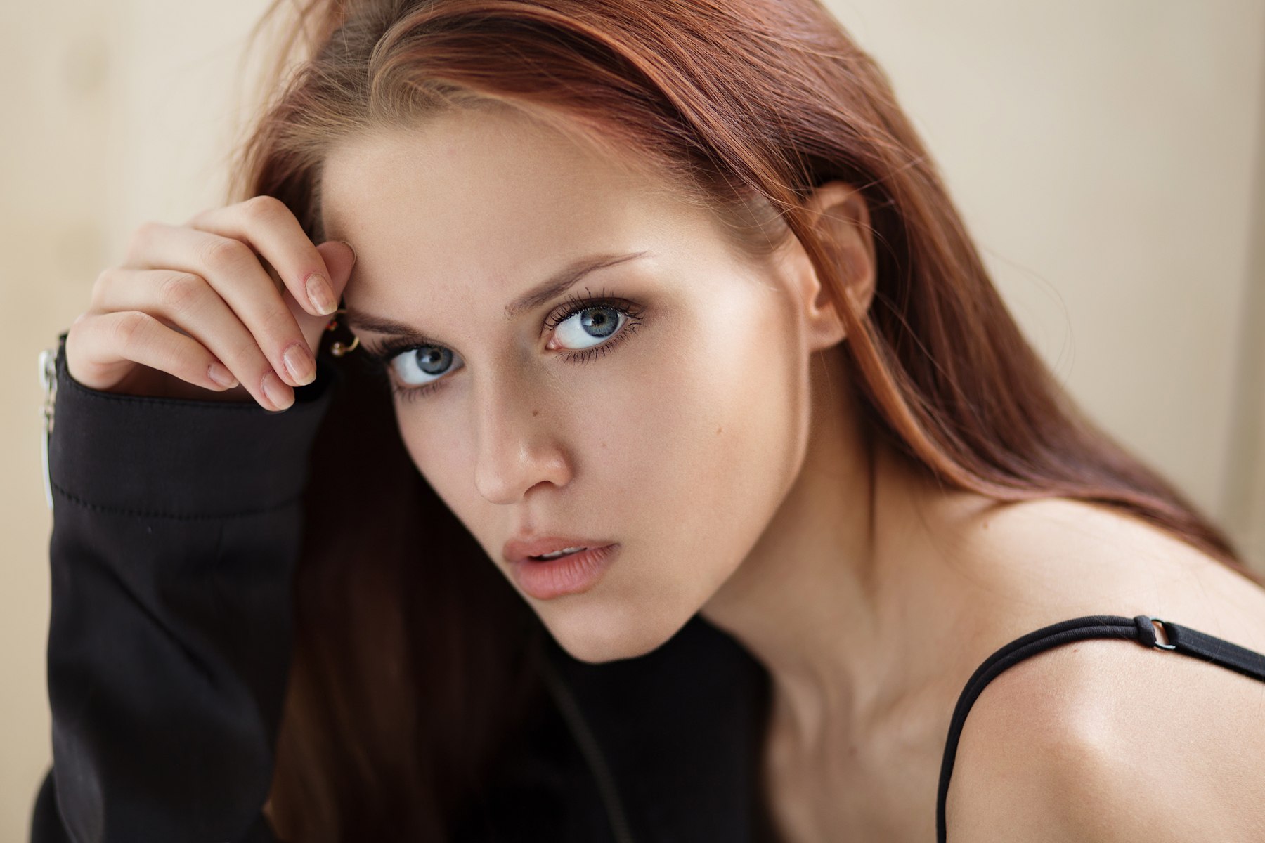 Portrait of a redhead woman with blue eyes HD Wallpaper