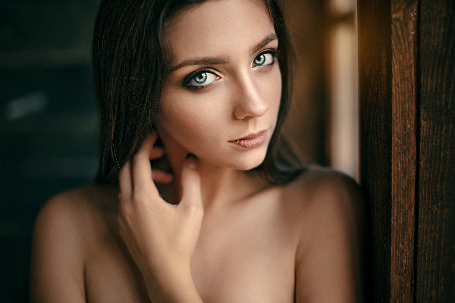 Woman with blue eyes and dark hair HD Wallpaper