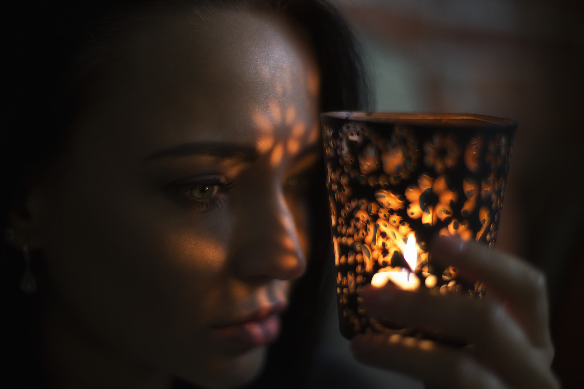 Woman holding a candle lantern HD Wallpaper