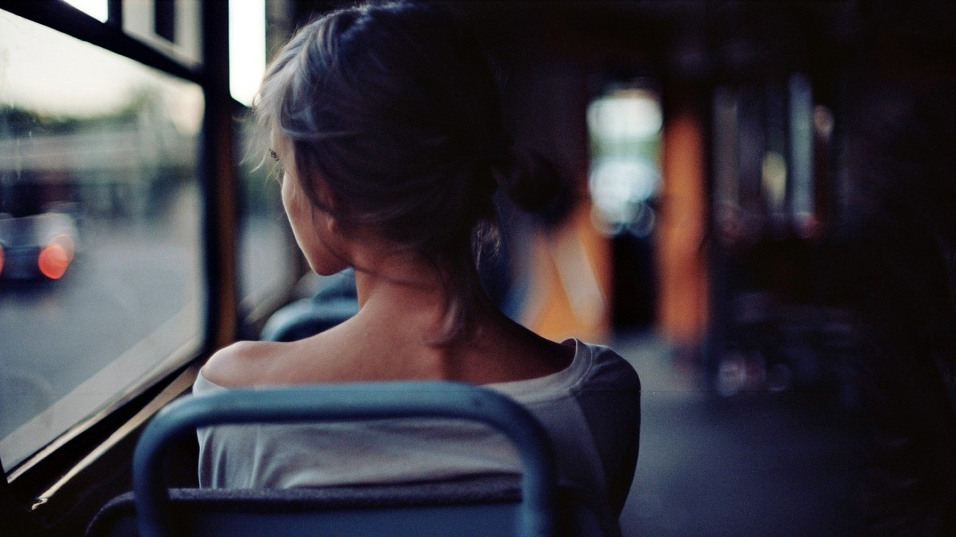 Woman looking out a bus window HD Wallpaper