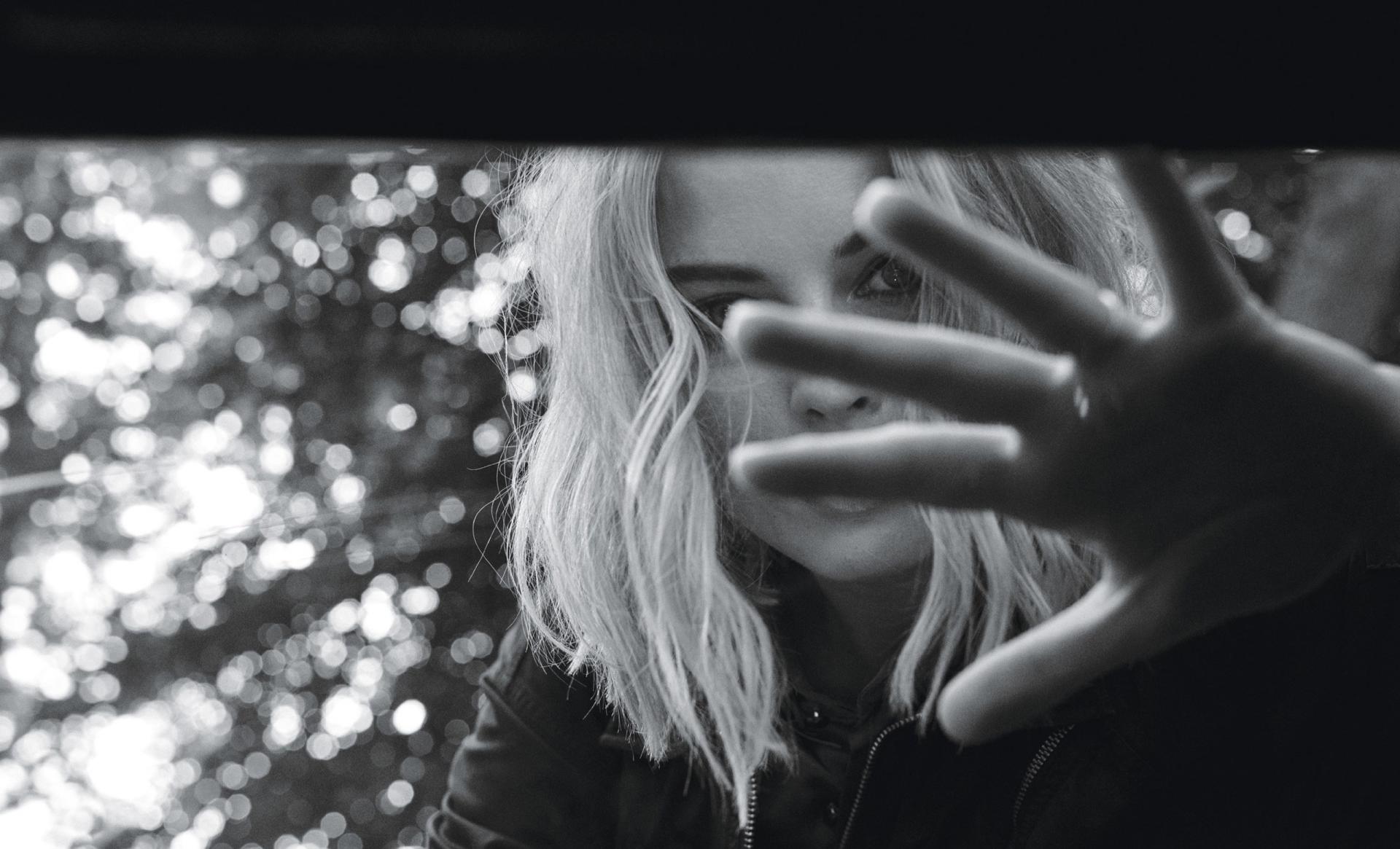 Margot Robbie with hand in front of face HD Wallpaper
