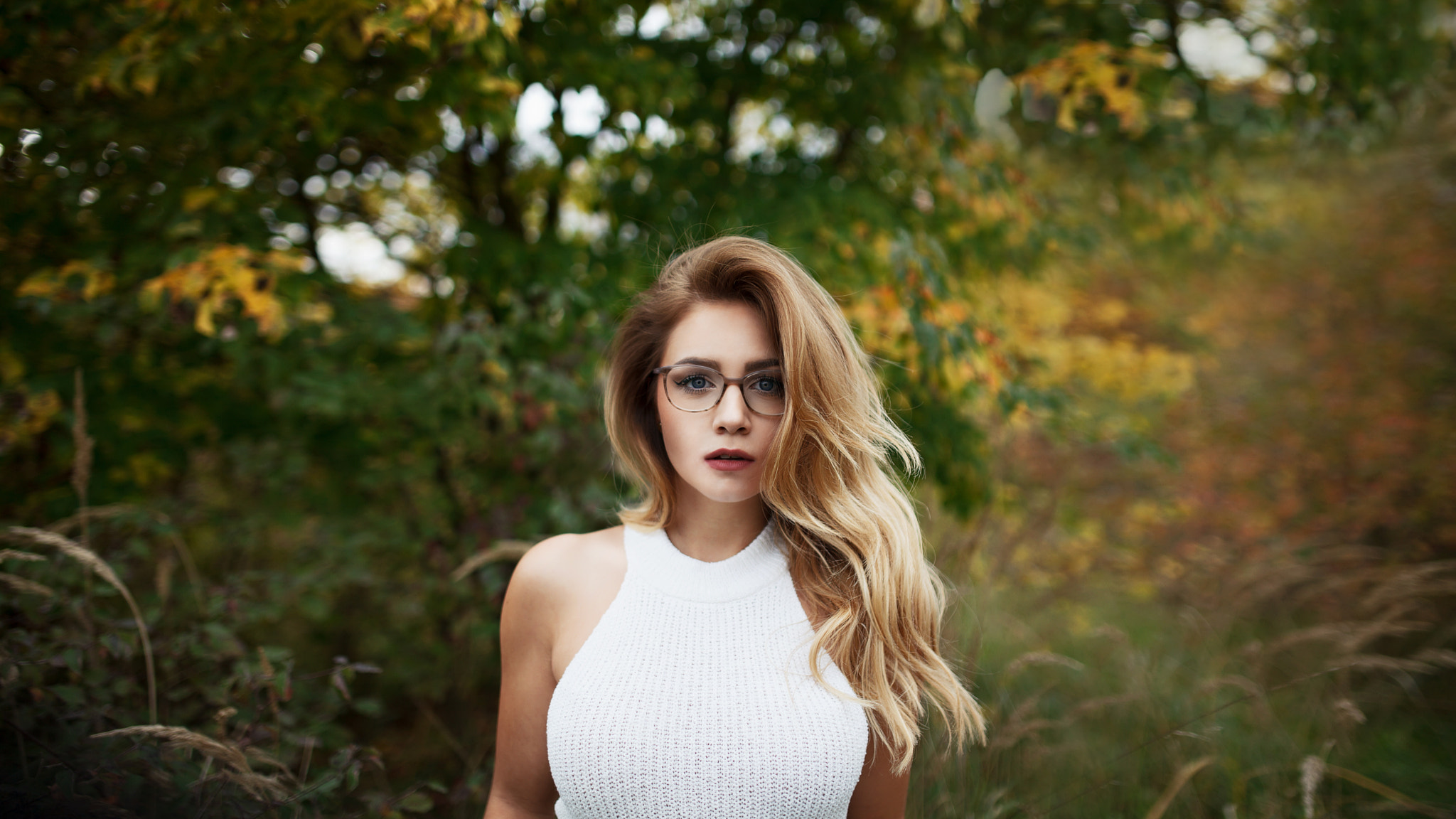 Woman with blonde hair and glasses outdoors HD Wallpaper