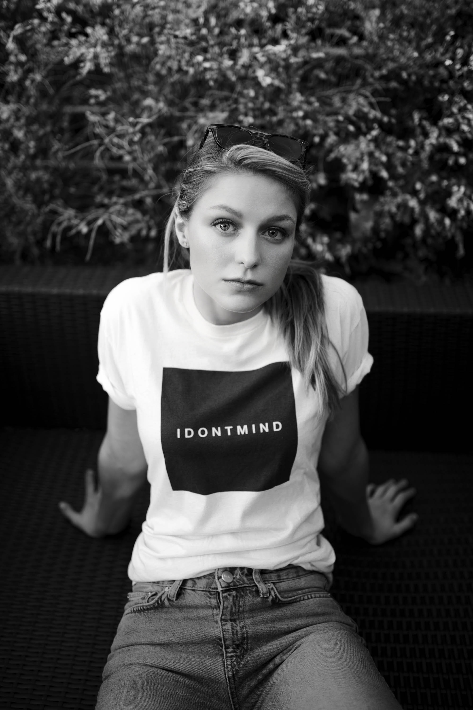 Melissa Benoist sitting outdoors wearing a t-shirt HD Wallpaper