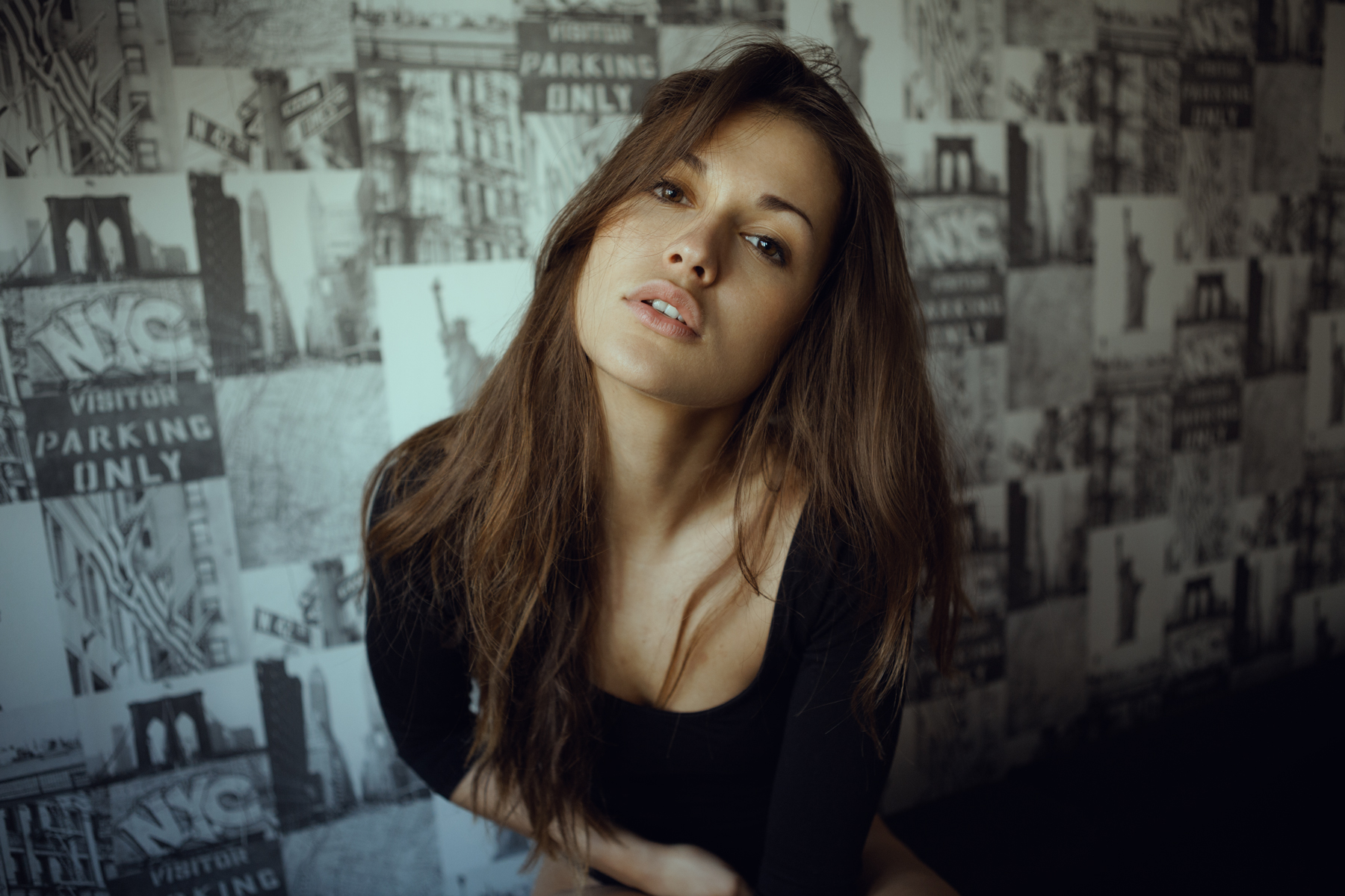 Woman in black leotard posing against New York City wallpaper HD Wallpaper