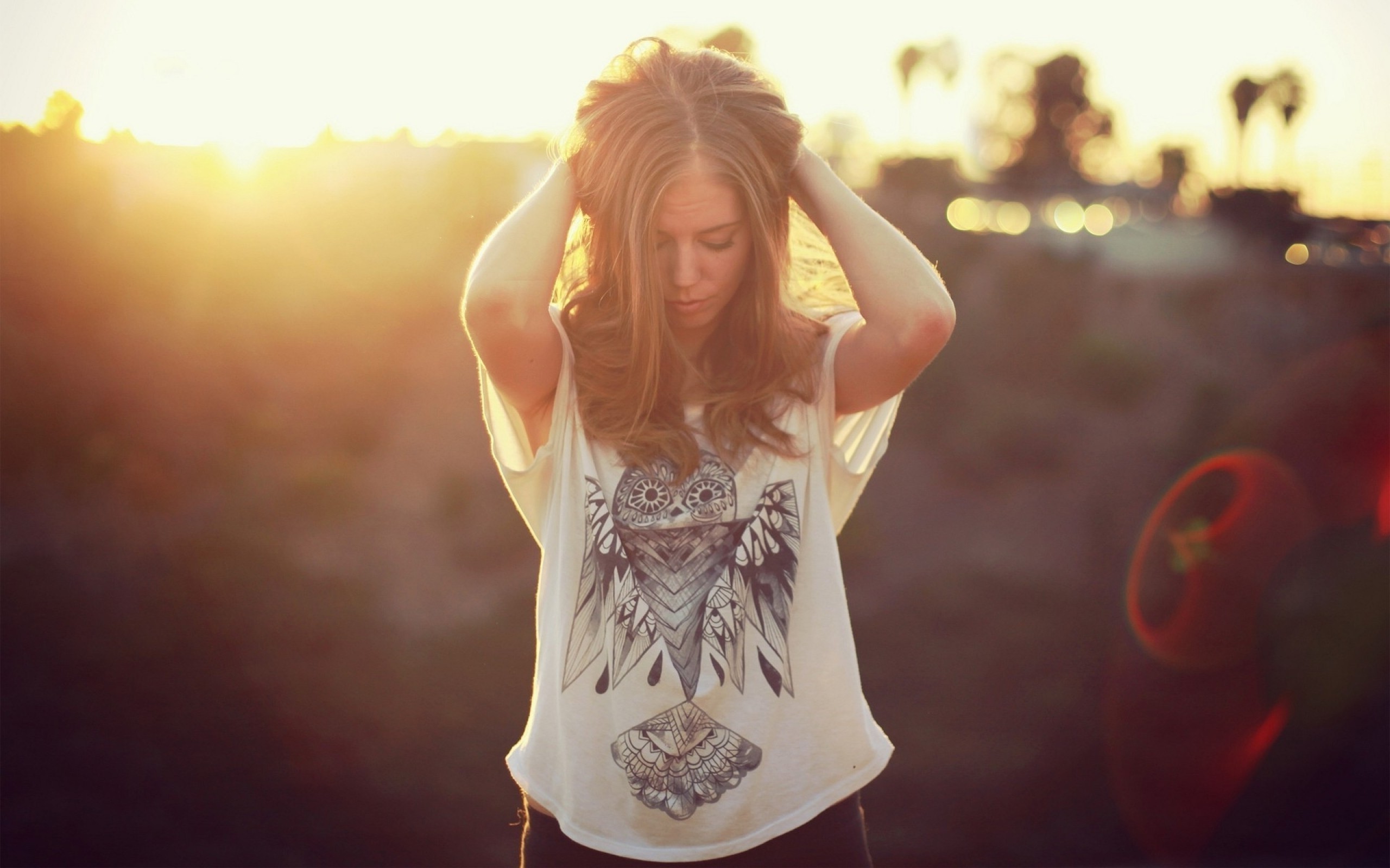Woman with owl t-shirt in sunlight HD Wallpaper