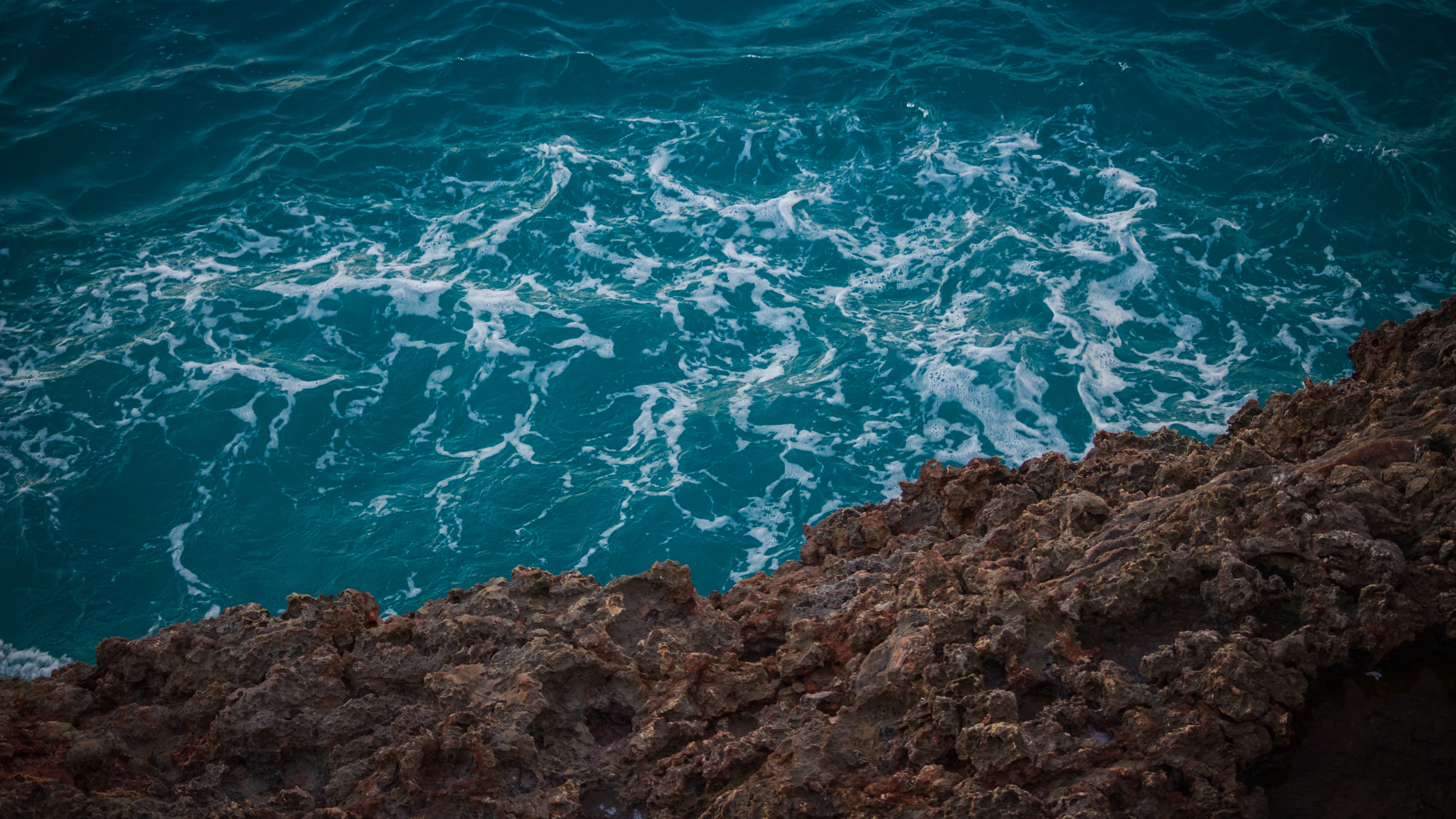 Turquoise ocean waves crashing on rocky shore HD Wallpaper