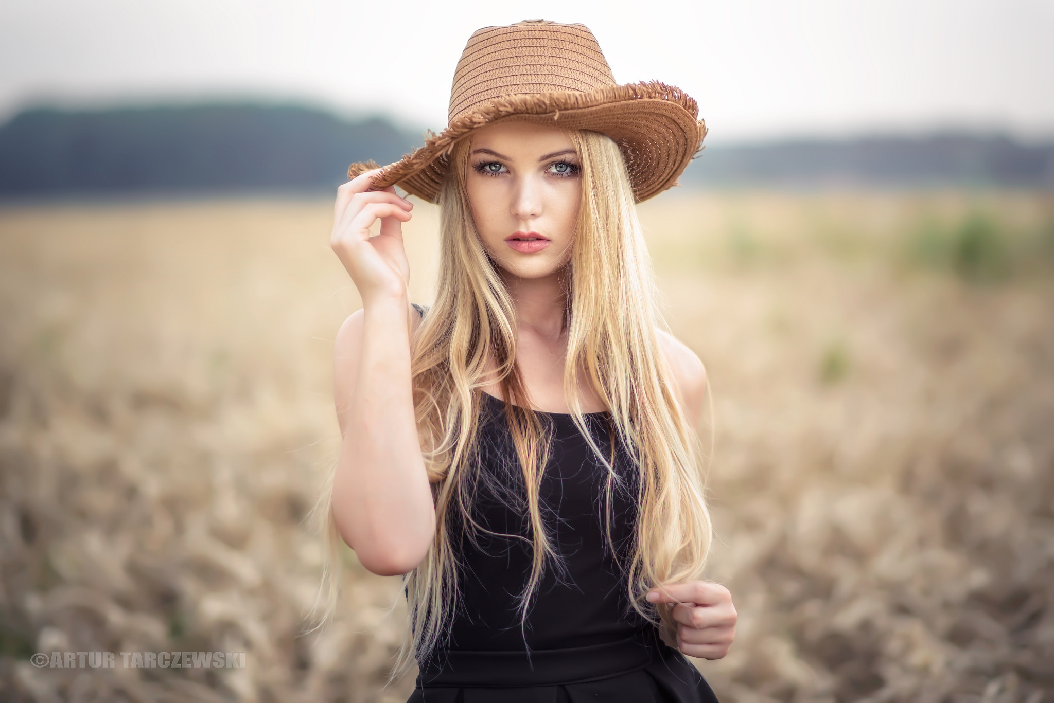 Woman with blonde hair wearing a straw hat in a field HD Wallpaper