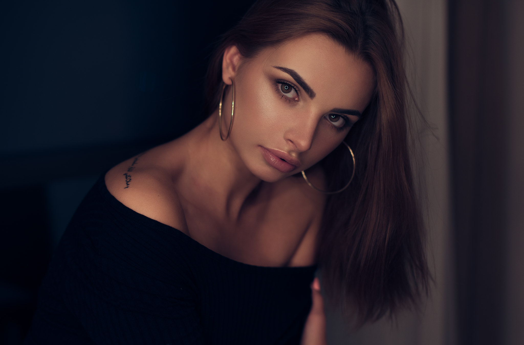Woman with tattoo and hoop earrings HD Wallpaper