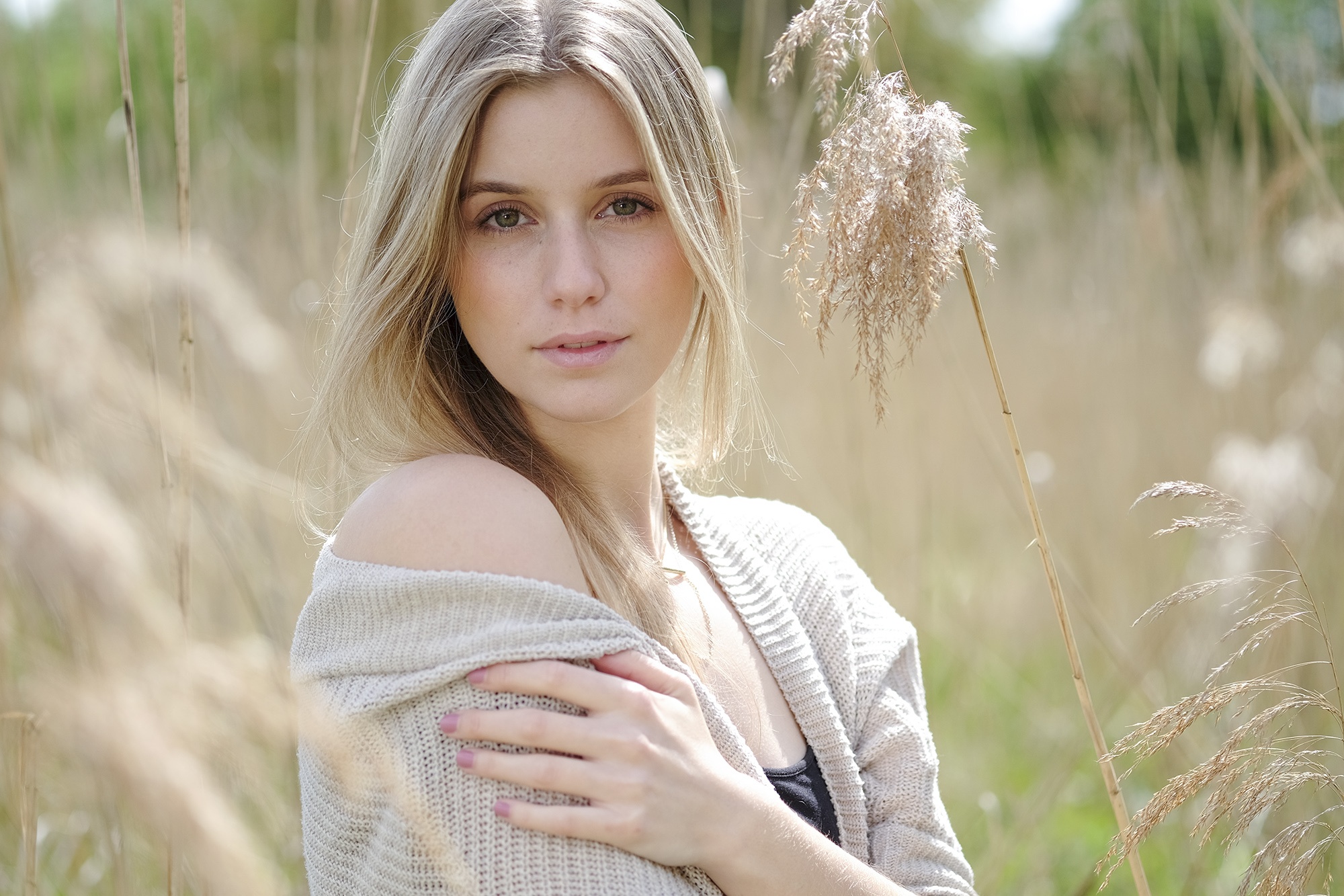 Woman in a cardigan in a field of tall grass HD Wallpaper