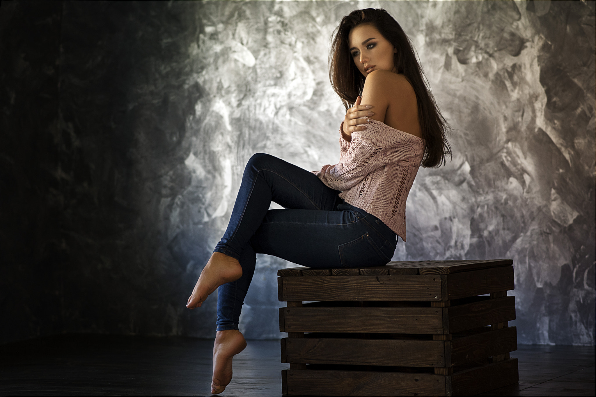 portrait, sitting, women, jeans HD Wallpaper