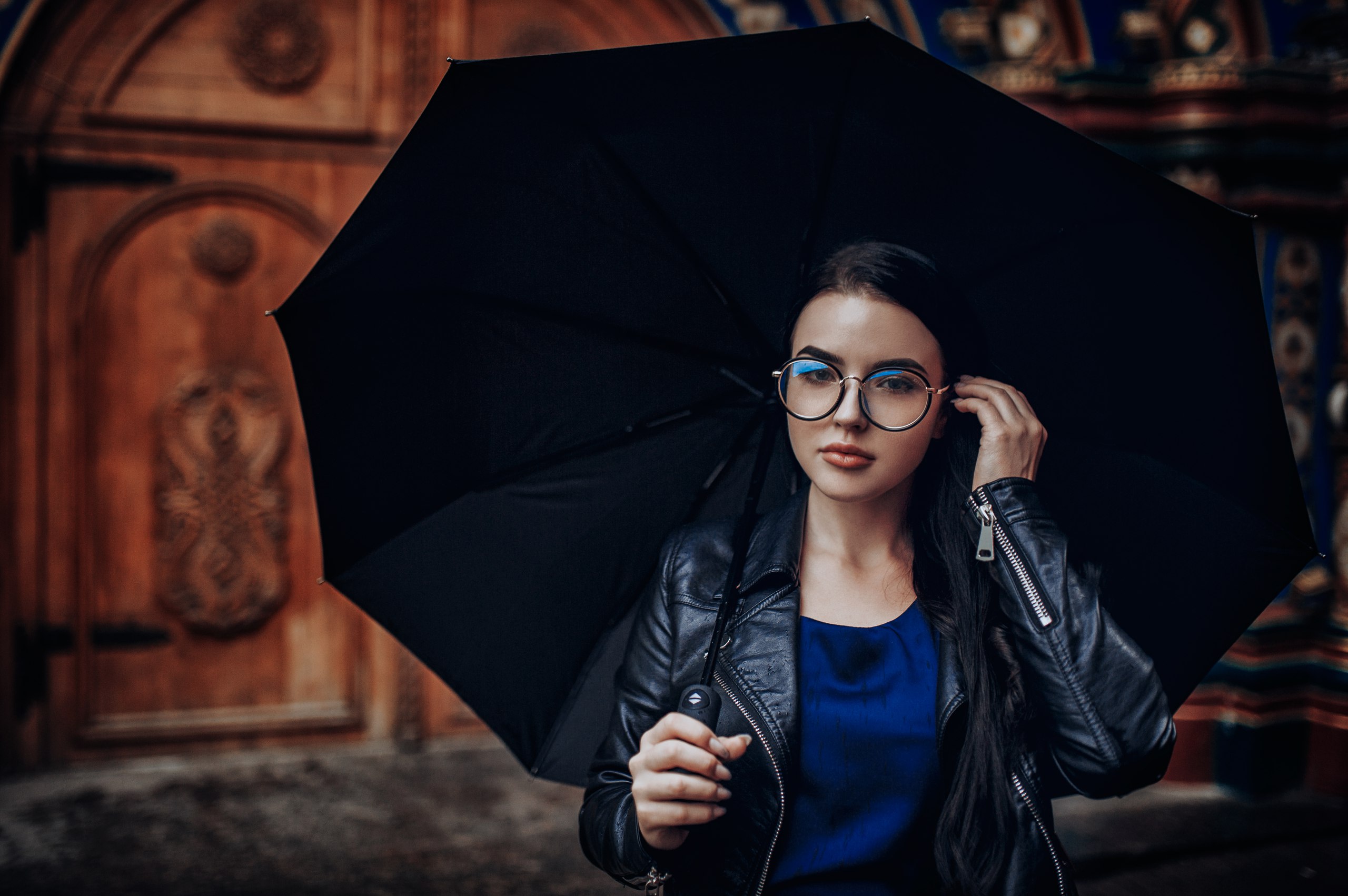Woman with umbrella and glasses HD Wallpaper