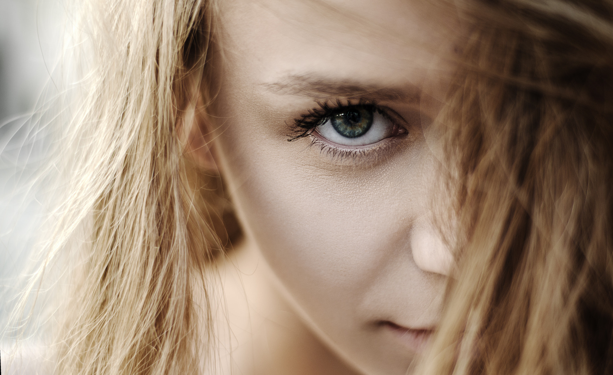 Close-up portrait of a blonde woman's face HD Wallpaper