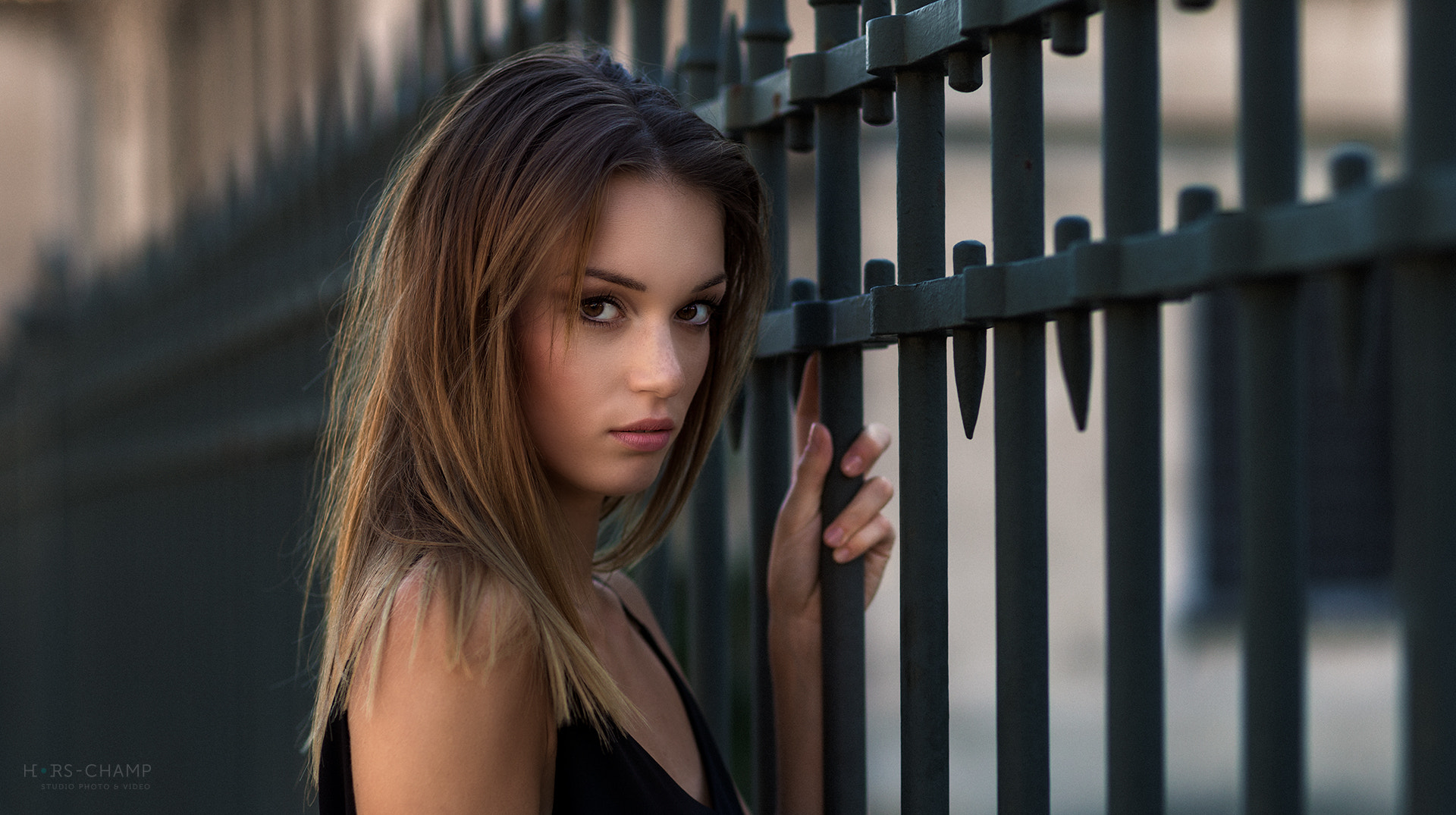Woman leaning on a fence HD Wallpaper