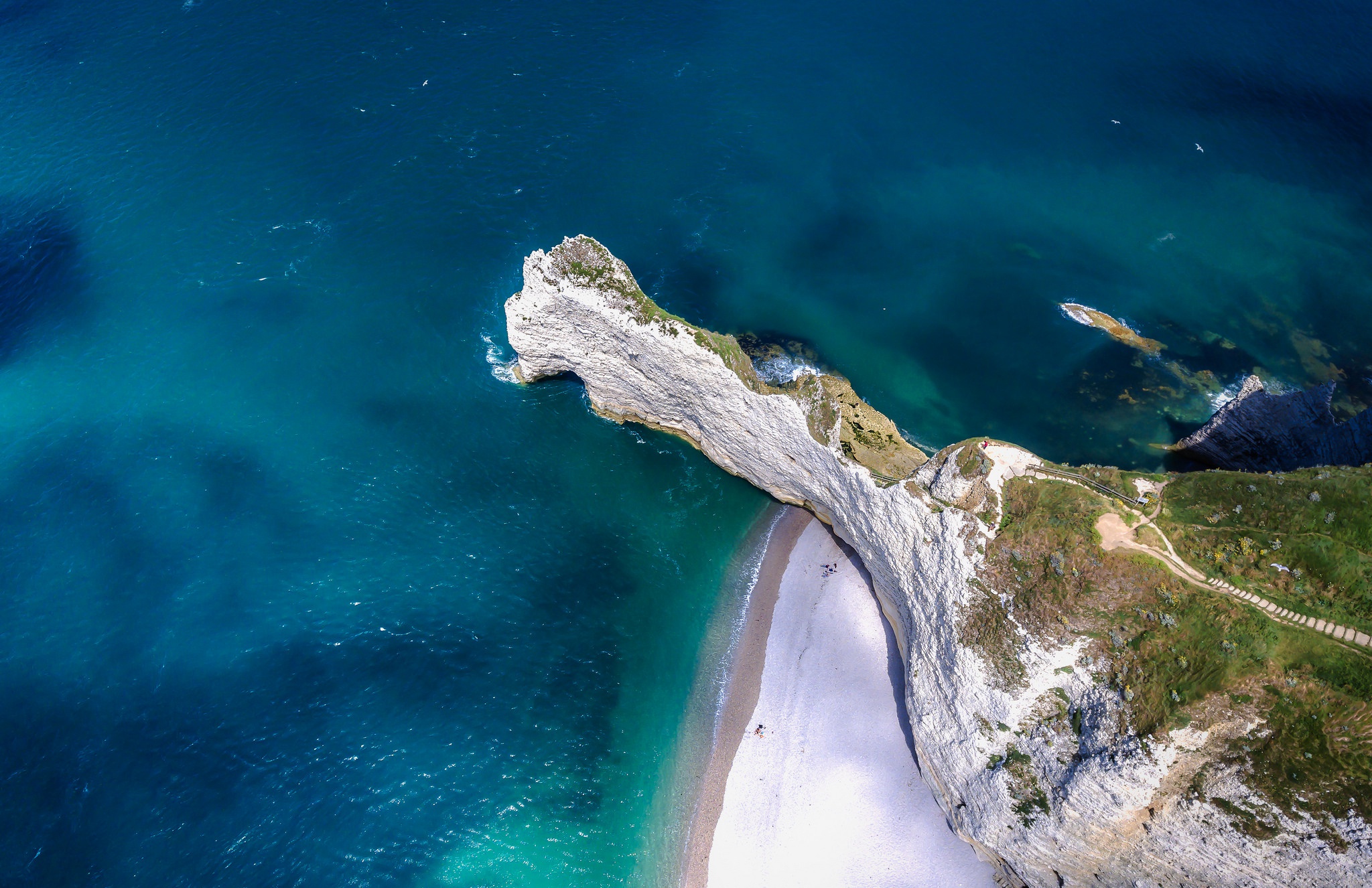 Aerial view of white cliffs and turquoise ocean HD Wallpaper
