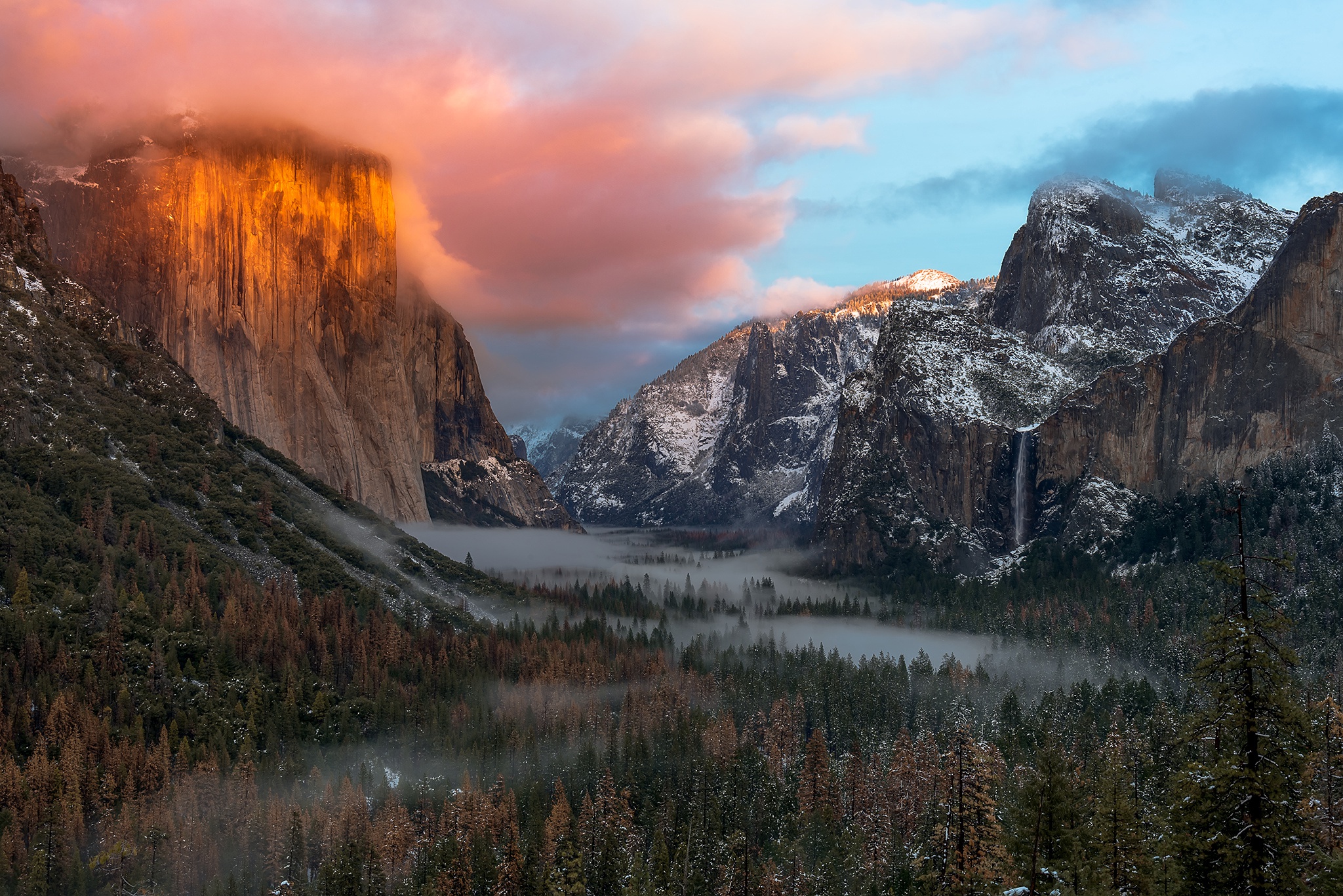 Yosemite National Park mountains at sunrise with fog HD Wallpaper